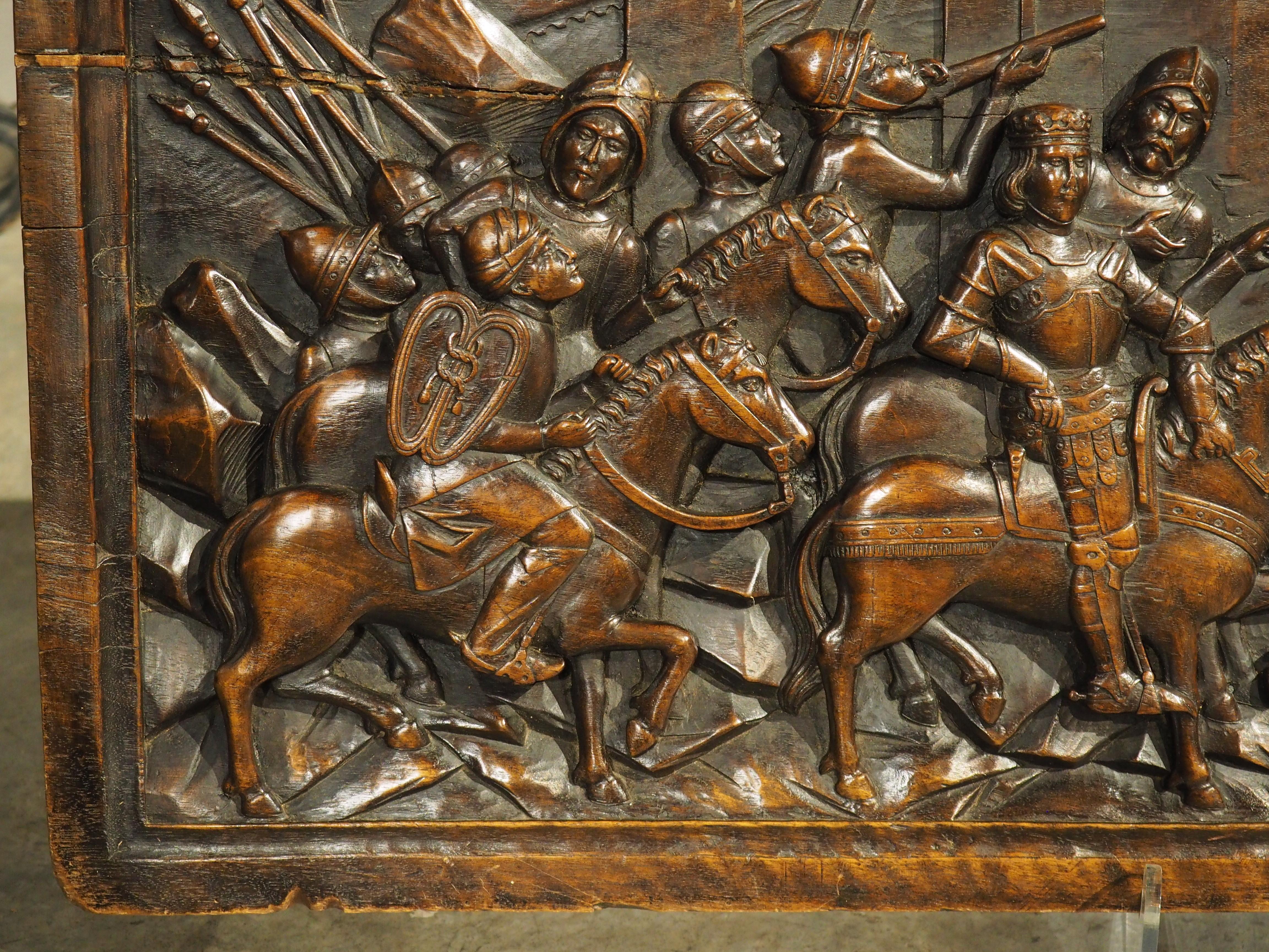 Intagliato a mano Placca a bassorilievo in noce del 1850 circa raffigurante una scena medievale, stile Viollet-le-Duc