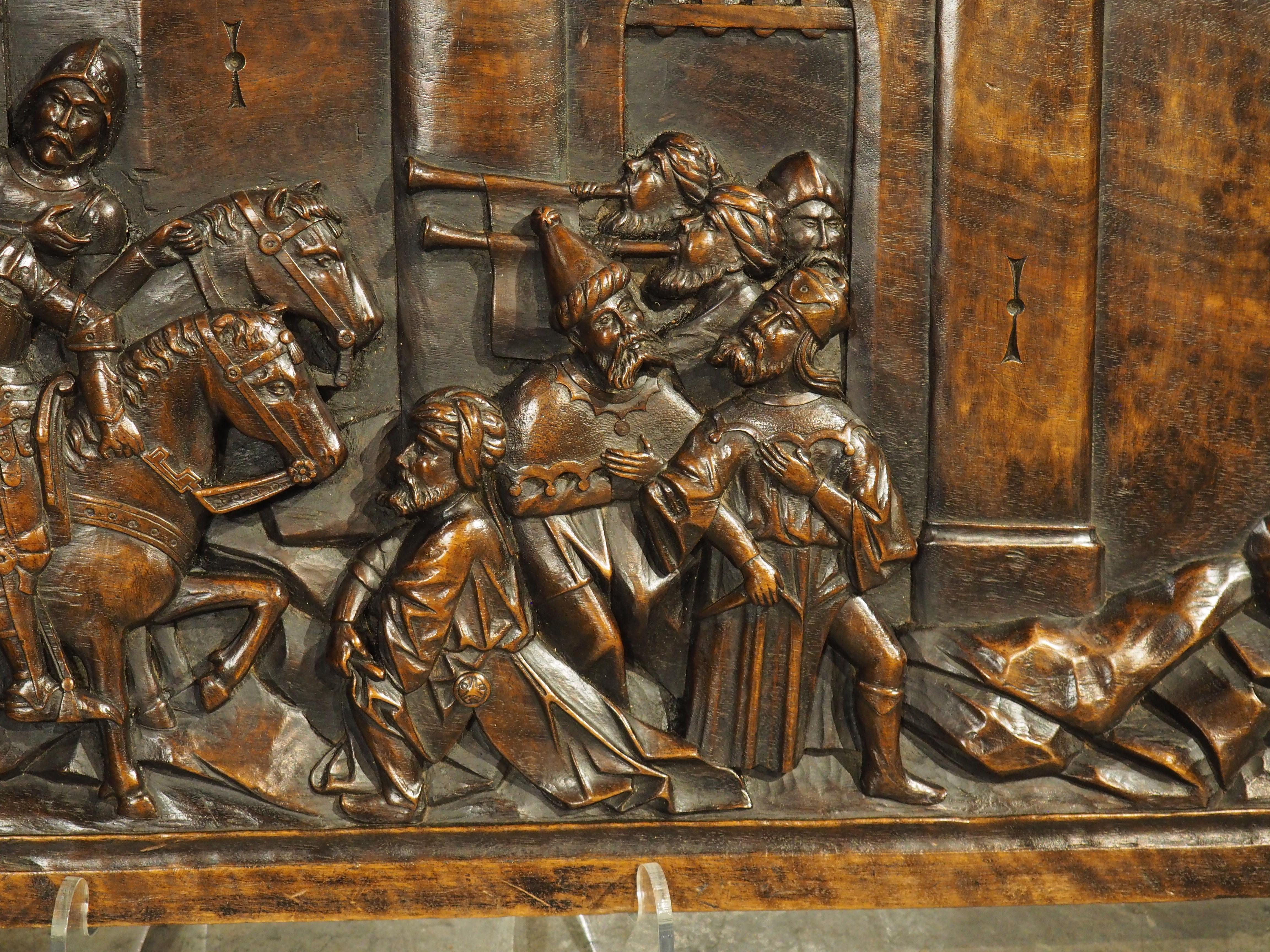 Placca a bassorilievo in noce del 1850 circa raffigurante una scena medievale, stile Viollet-le-Duc In condizioni buone a Dallas, TX
