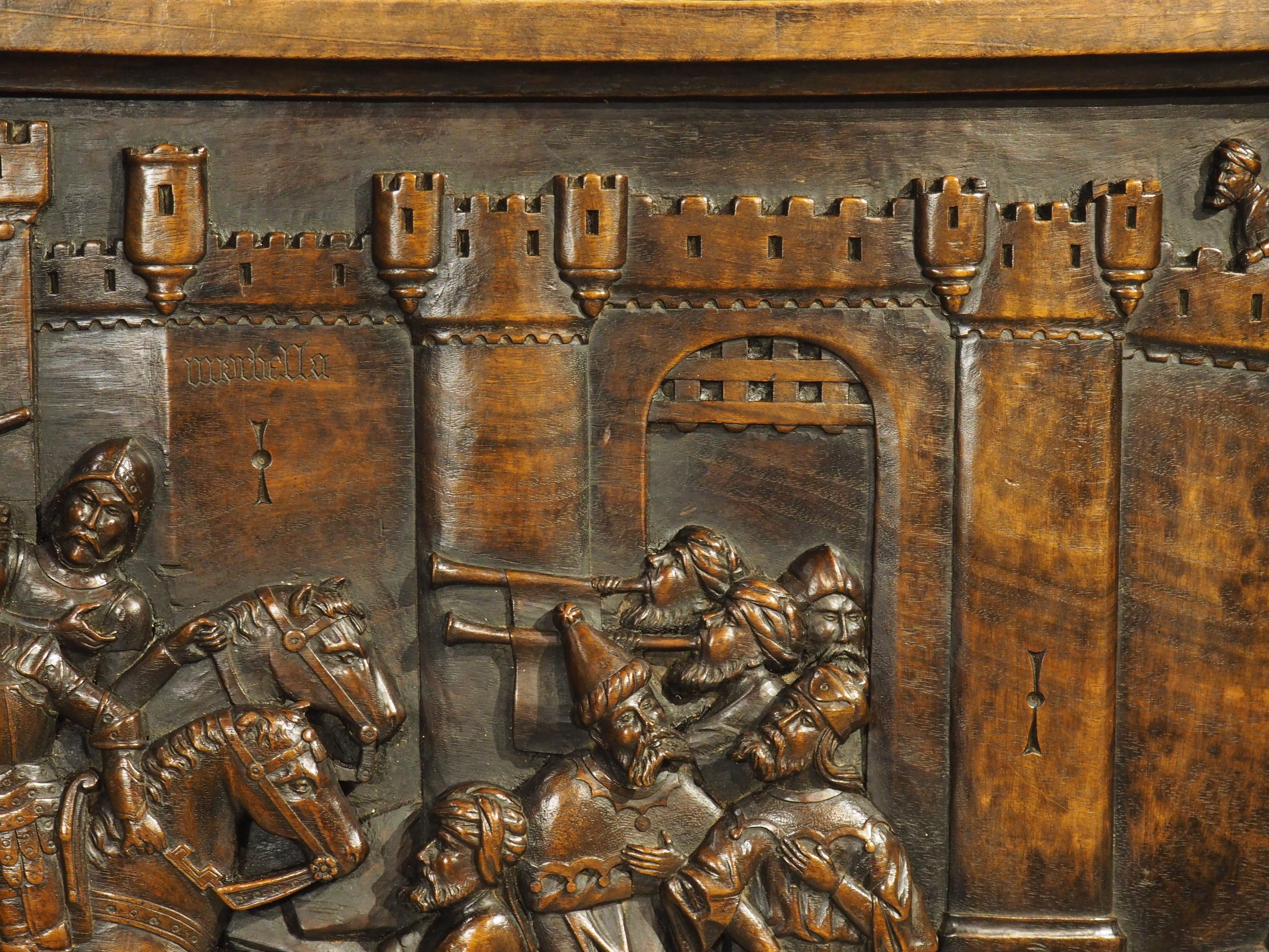 XIX secolo Placca a bassorilievo in noce del 1850 circa raffigurante una scena medievale, stile Viollet-le-Duc
