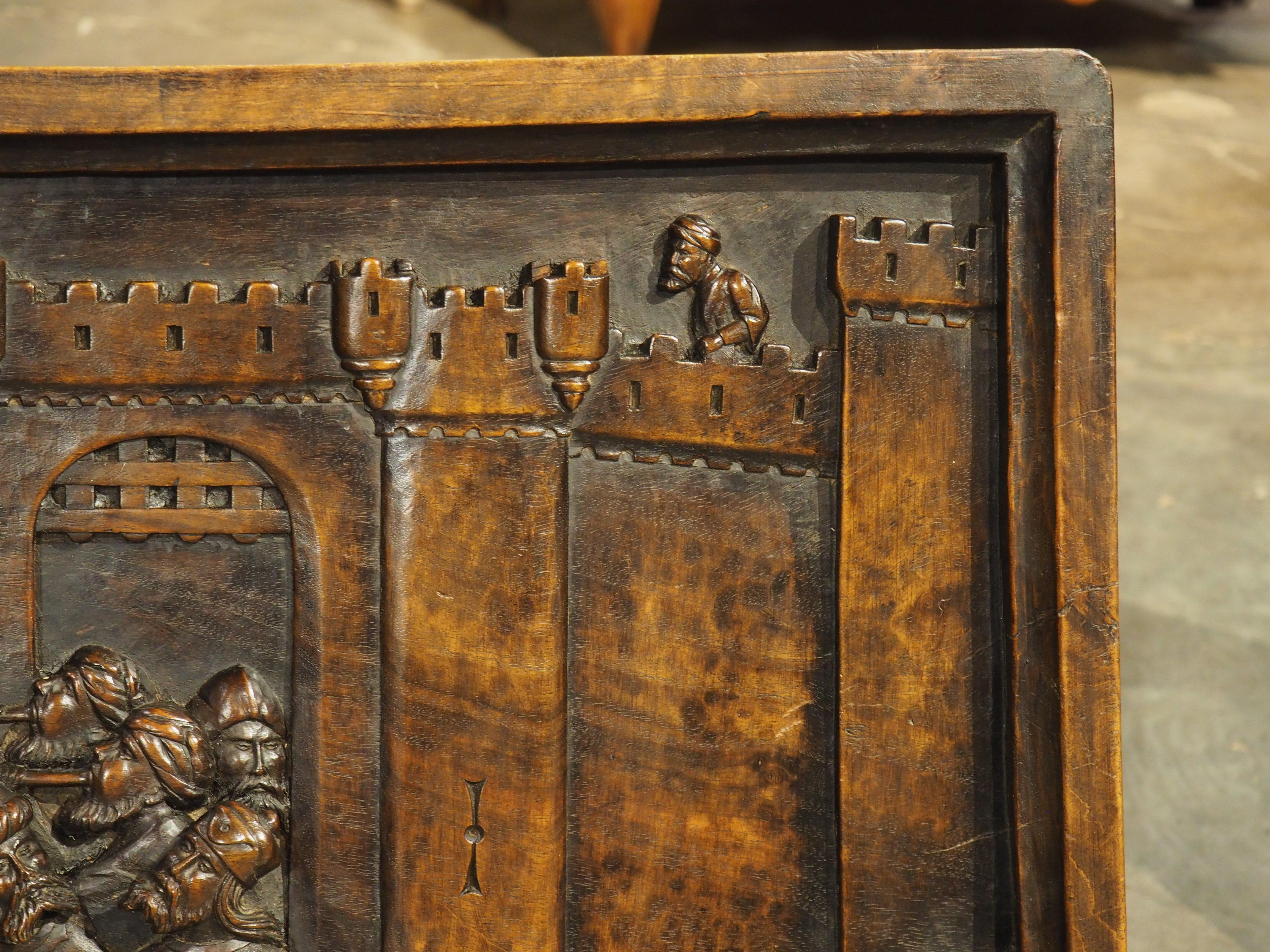 Legno Placca a bassorilievo in noce del 1850 circa raffigurante una scena medievale, stile Viollet-le-Duc