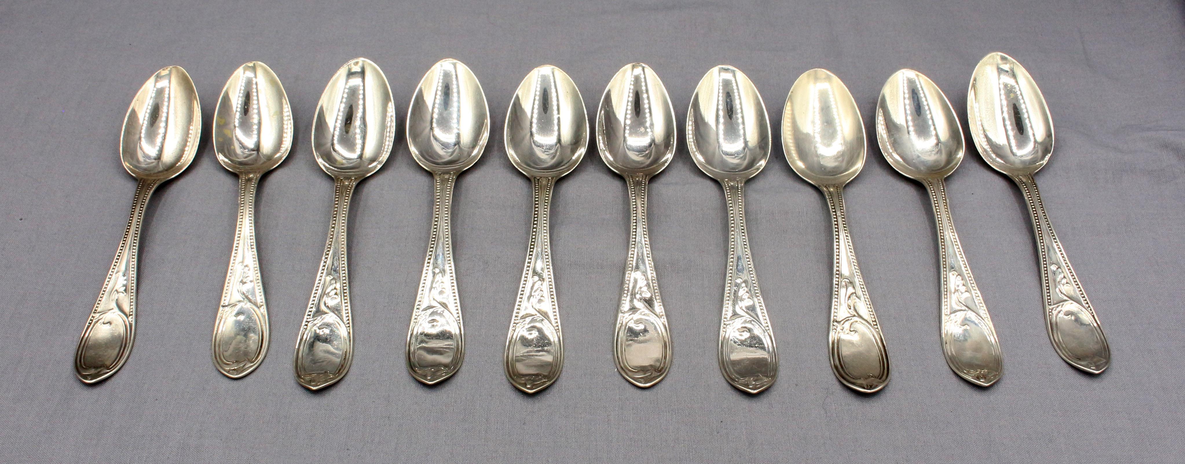 C.I.C. set assemblé de 10 cuillères à café, argent monnayé par Newell Harding, Boston, MA. Rouleau et perle. Six pour la famille Barker. 7,70 onces troy.
5 7/8