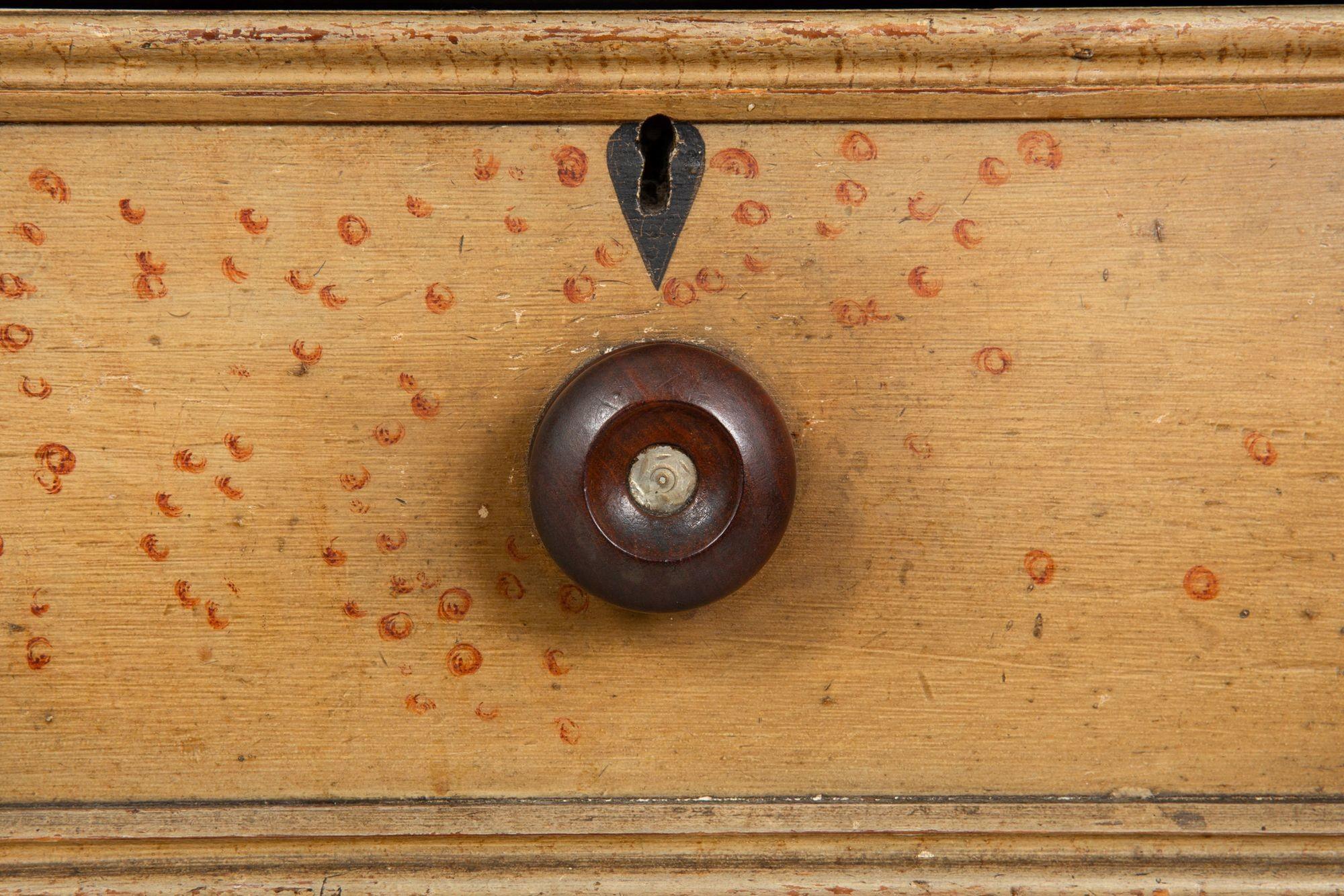 Cassettone antico dipinto a grana inglese del 1850 circa in vendita 6
