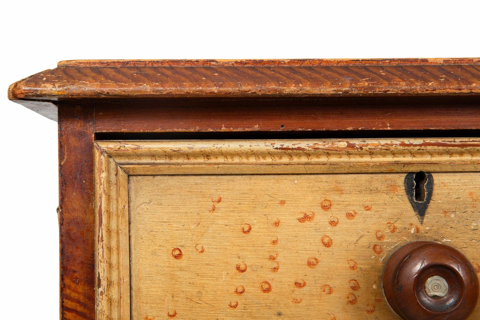 Cassettone antico dipinto a grana inglese del 1850 circa in vendita 8