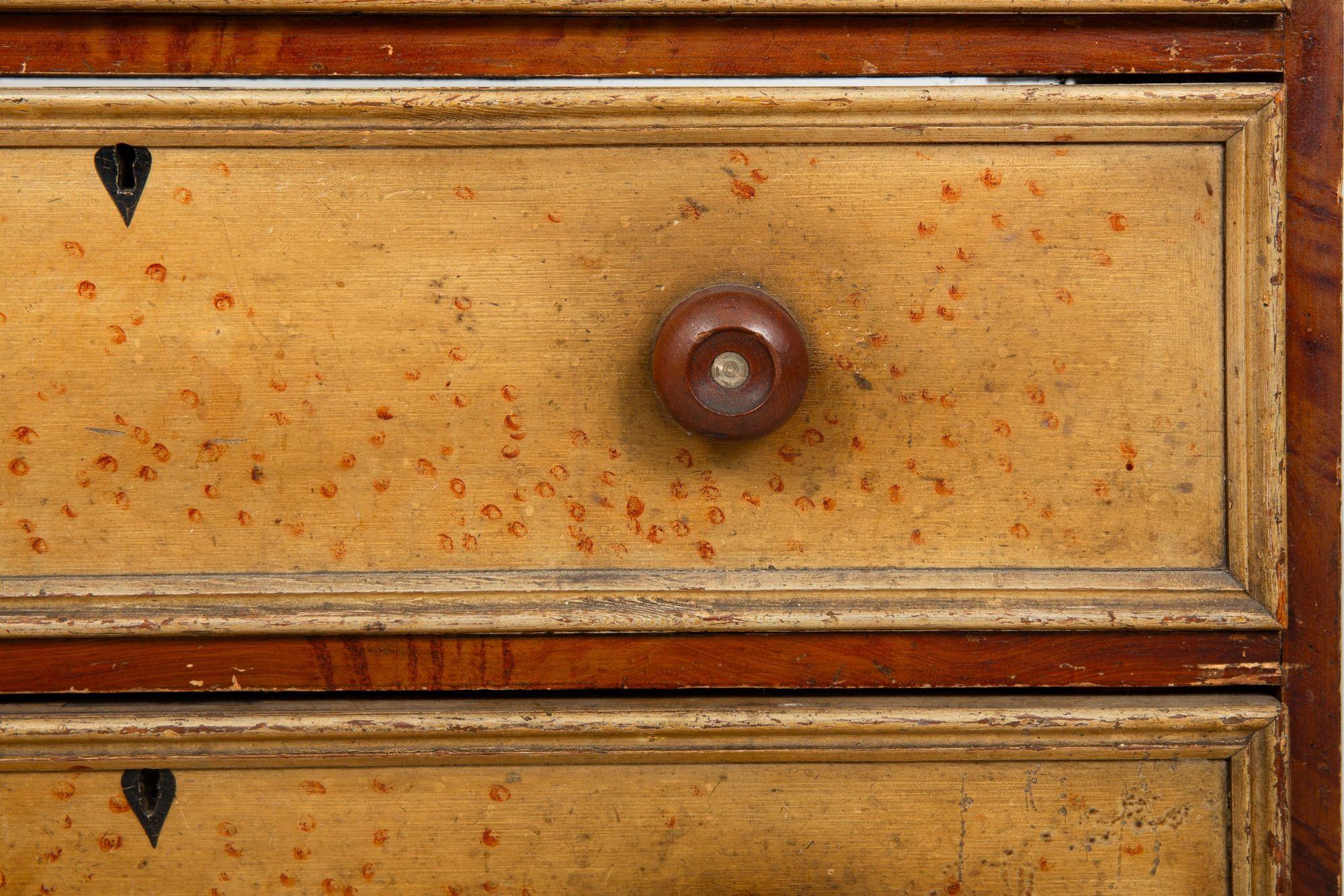 Cassettone antico dipinto a grana inglese del 1850 circa in vendita 10