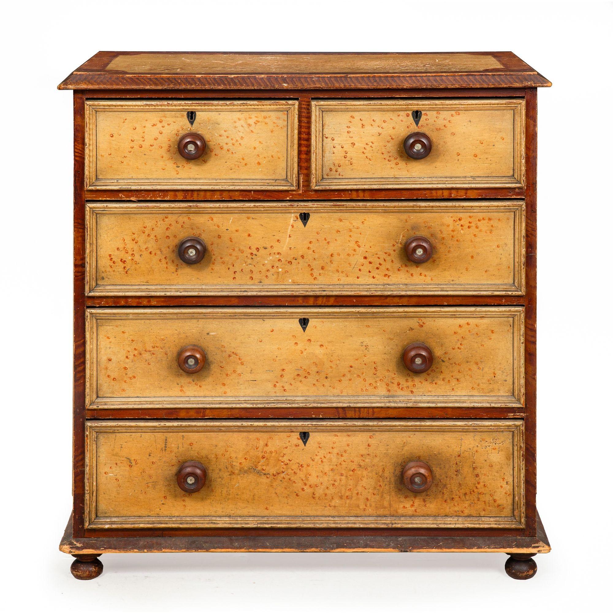 CASSETTIERA DIPINTA A GRANA INGLESE CON POMELLI ORIGINALI IN LEGNO

Circa 1850

39 7/8