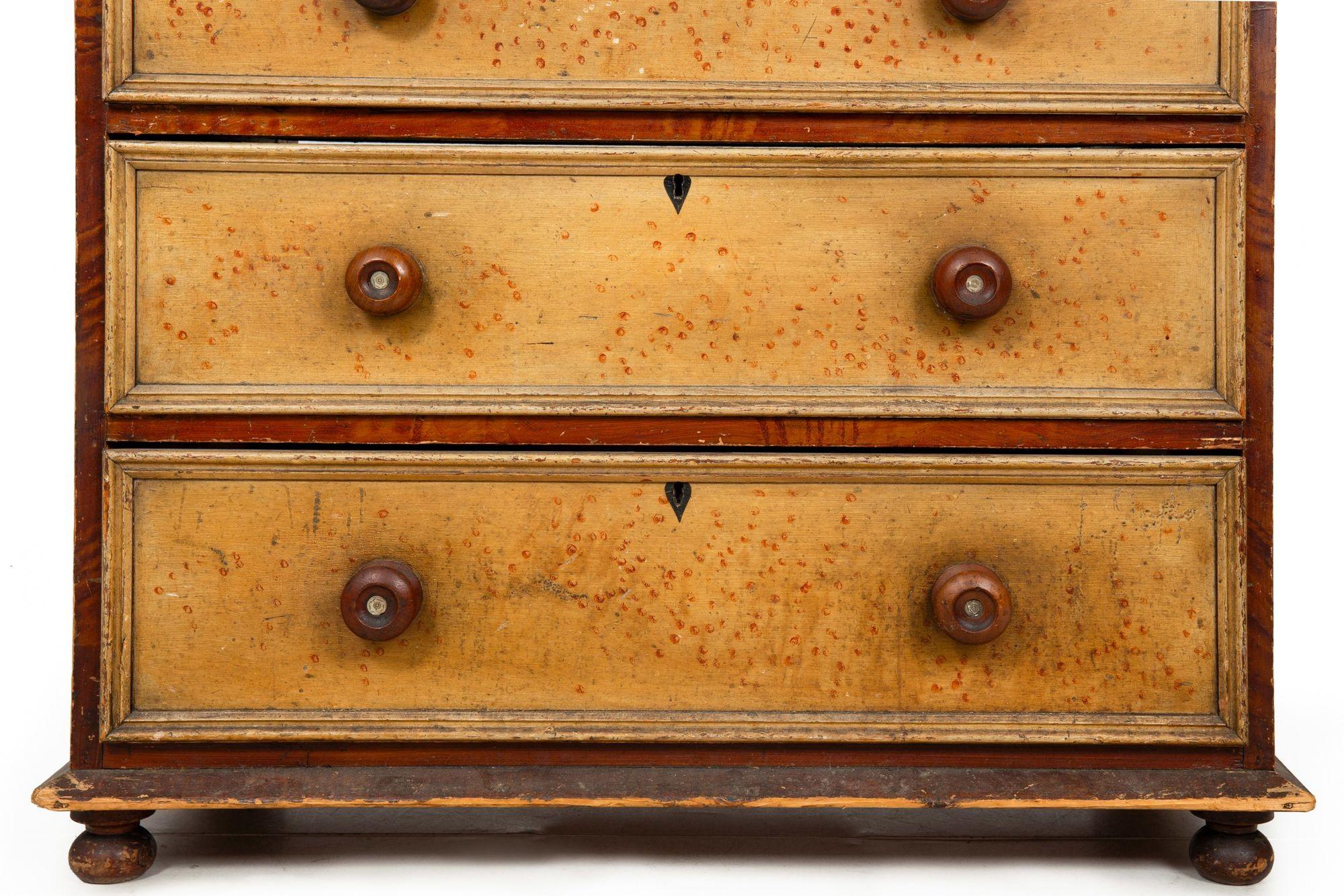 Cassettone antico dipinto a grana inglese del 1850 circa in vendita 1