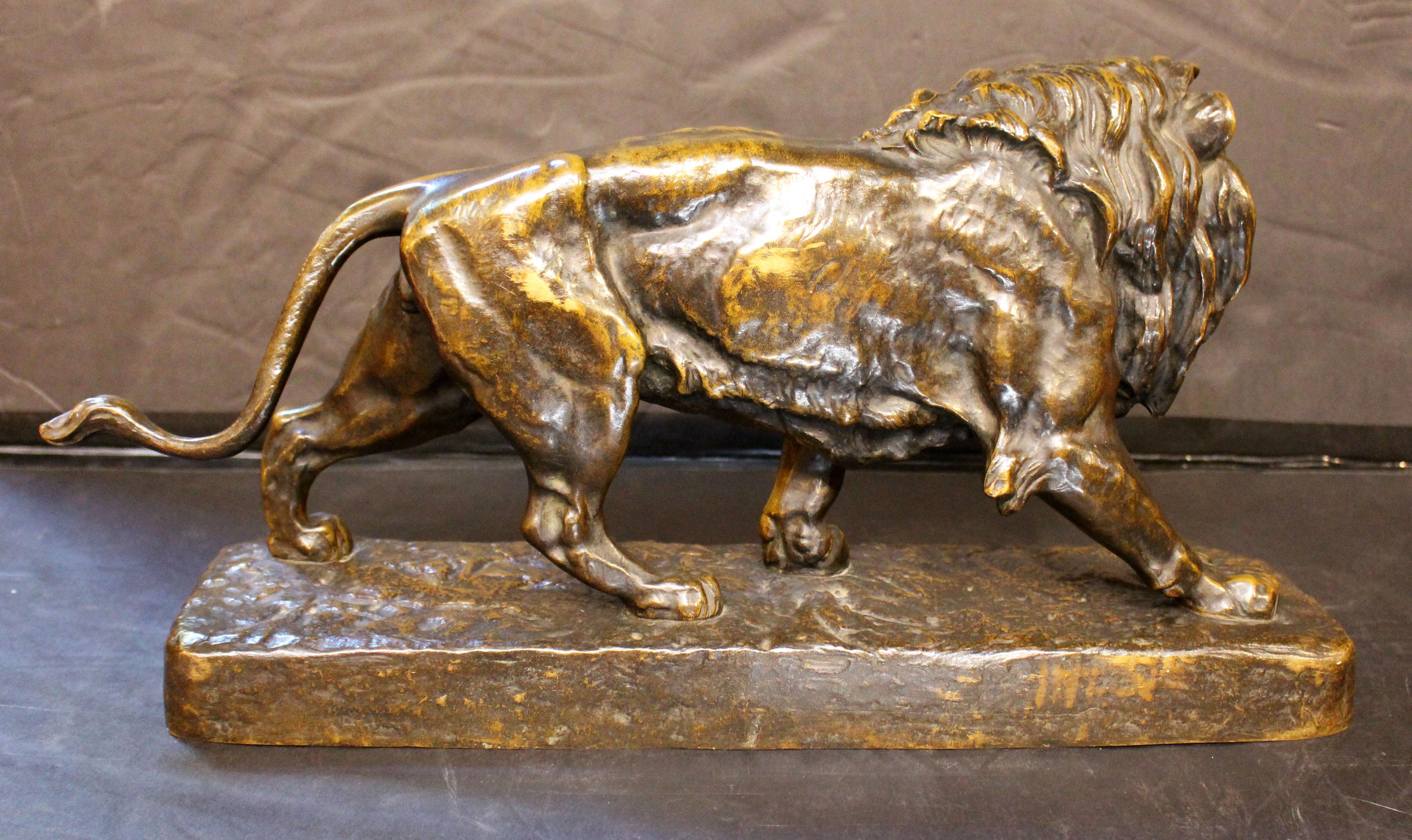 Circa 1855-1890 Bronce animalier francés de un león al acecho de Louis Vidal Francés en venta