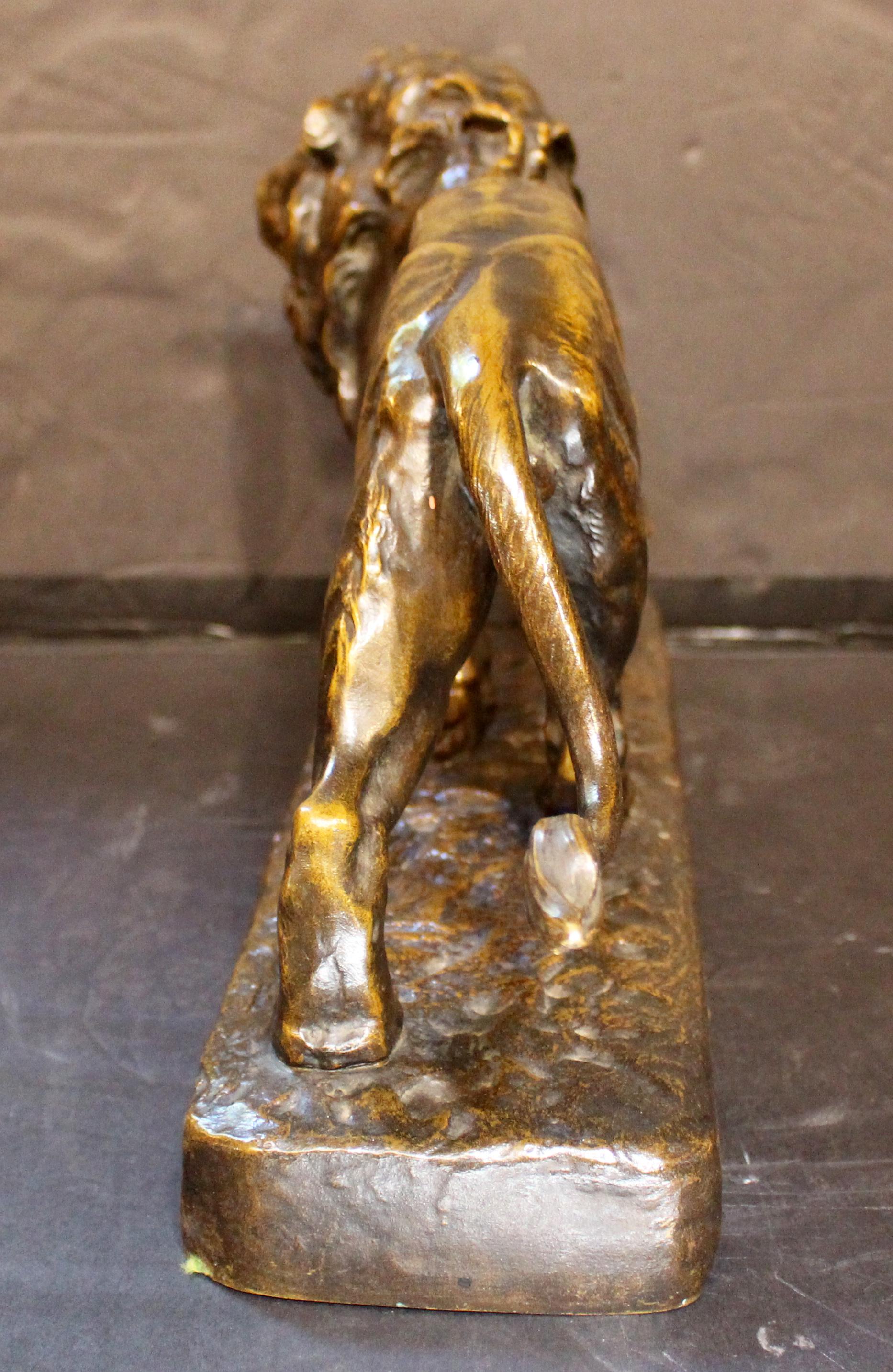 Circa 1855-1890 Bronce animalier francés de un león al acecho de Louis Vidal Patinado en venta
