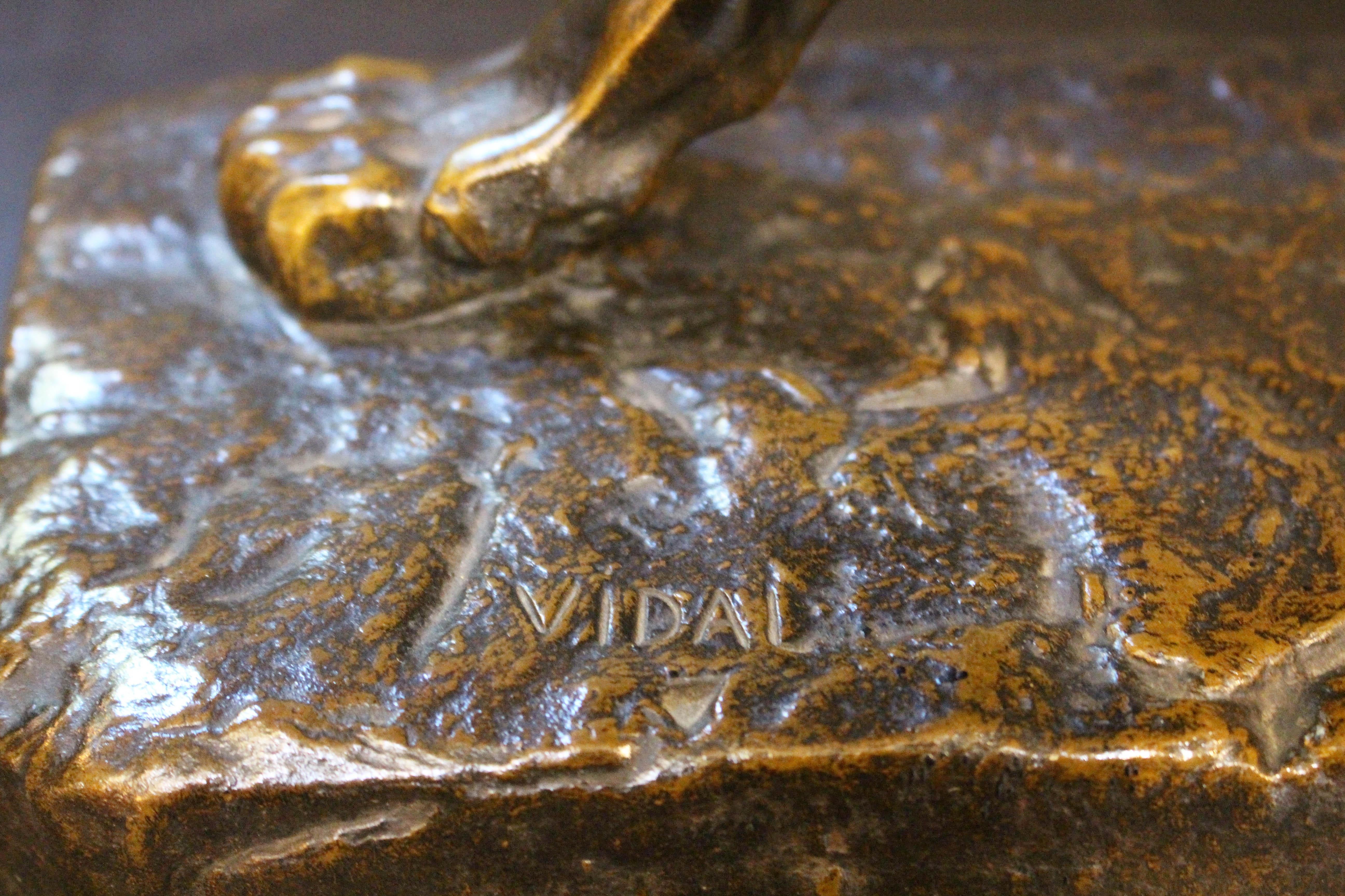 Circa 1855-1890 Bronce animalier francés de un león al acecho de Louis Vidal en Bueno estado para la venta en Chapel Hill, NC