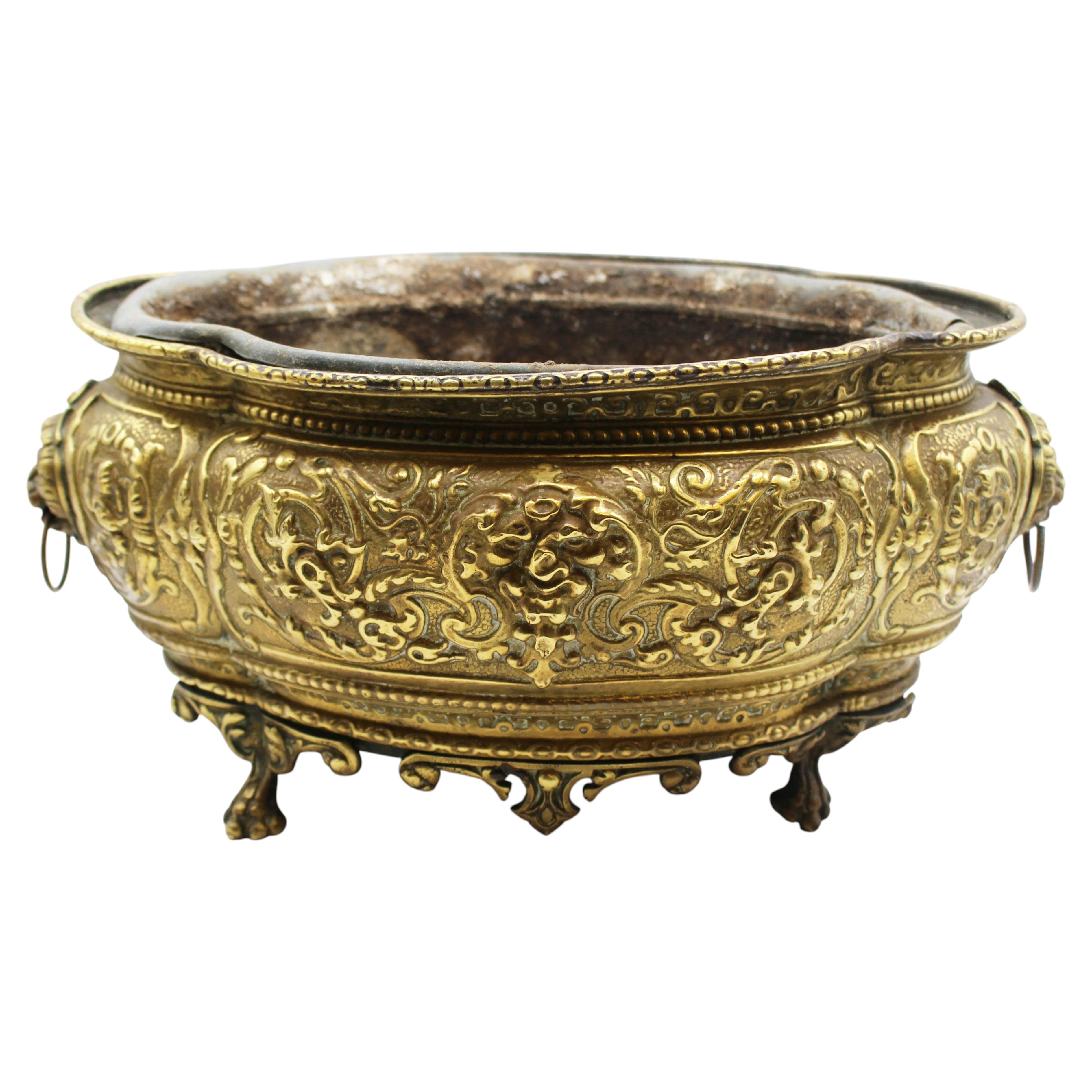 Maceta ovalada de latón con forma lobulada, de estilo anglo-francés, de alrededor de 1860-1880