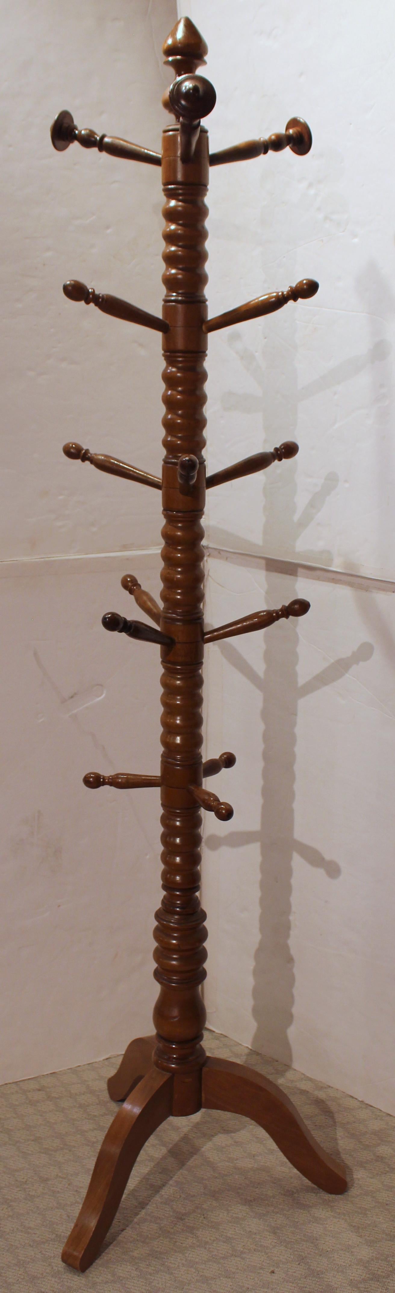 Perchero francés de estilo rústico, circa 1860-80. Montante bien torneado elevado sobre patas de base trípode perfiladas. Remate superior. Tres ganchos para sombreros/abrigos típicos de los que se encuentran en los percheros franceses montados en la