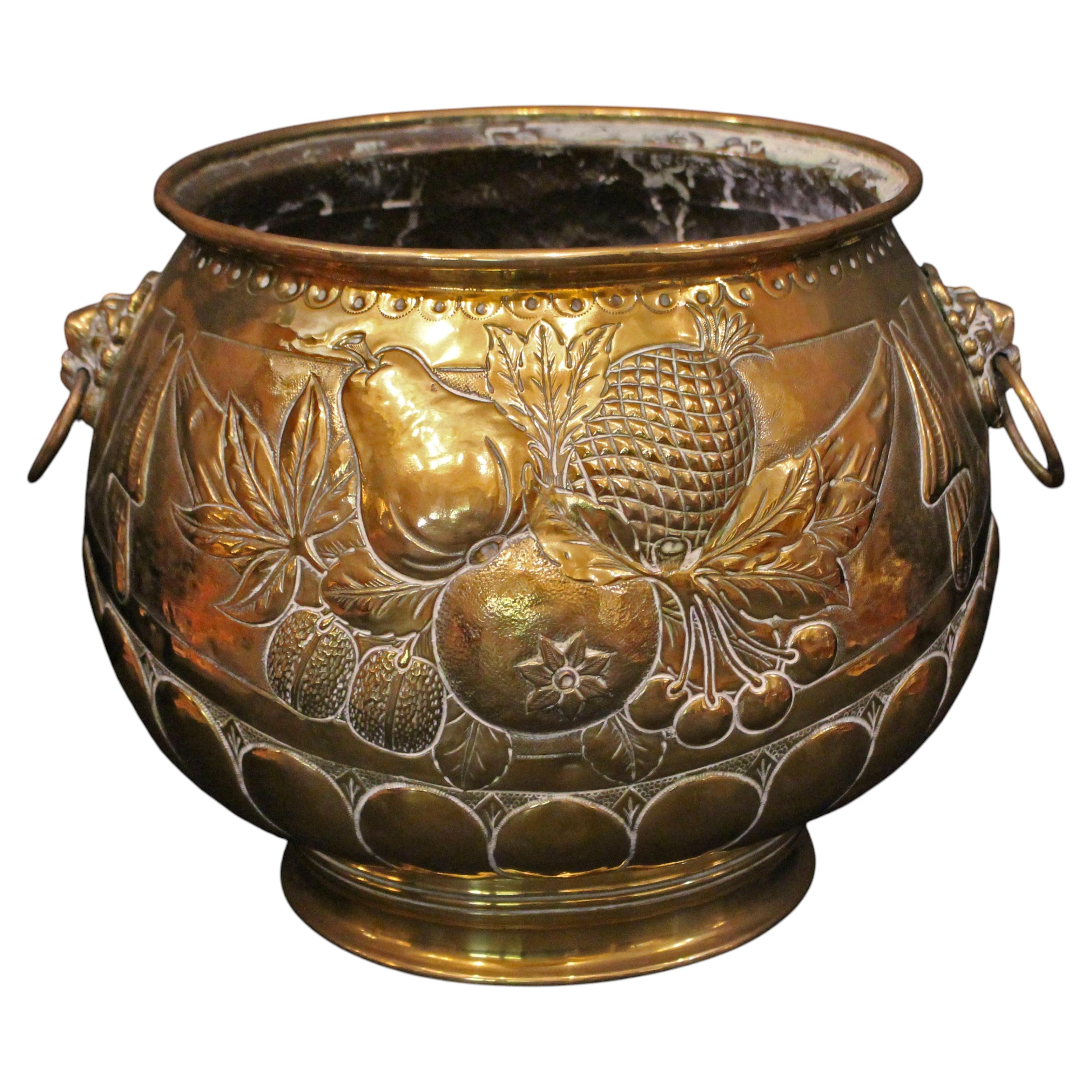 Jardinière circulaire en laiton repoussé, d'Angleterre, CIRCA 1860-1880 en vente