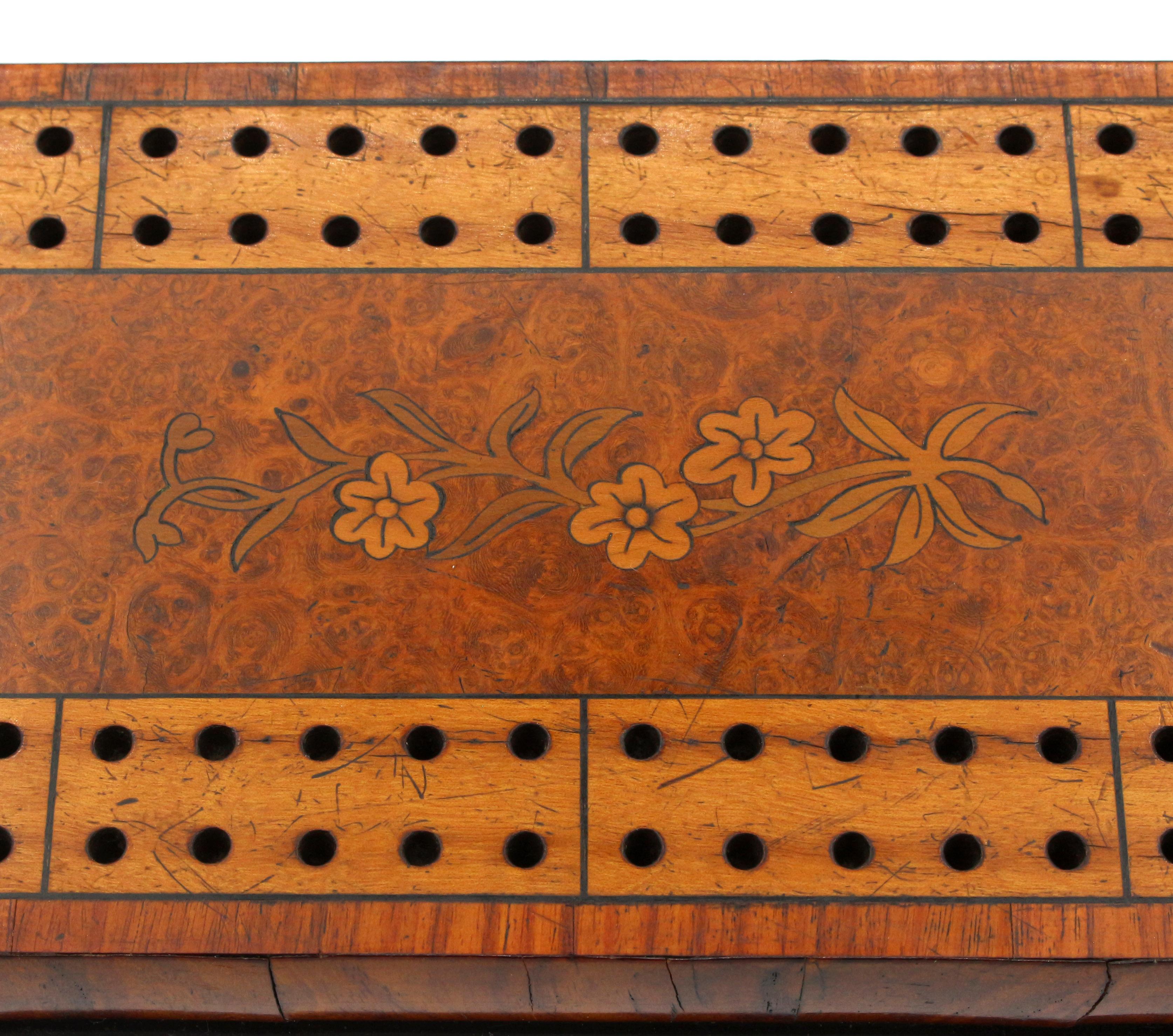 CIRCA 1860-80 Englisches Cribbage Board mit Intarsien im Zustand „Gut“ in Chapel Hill, NC