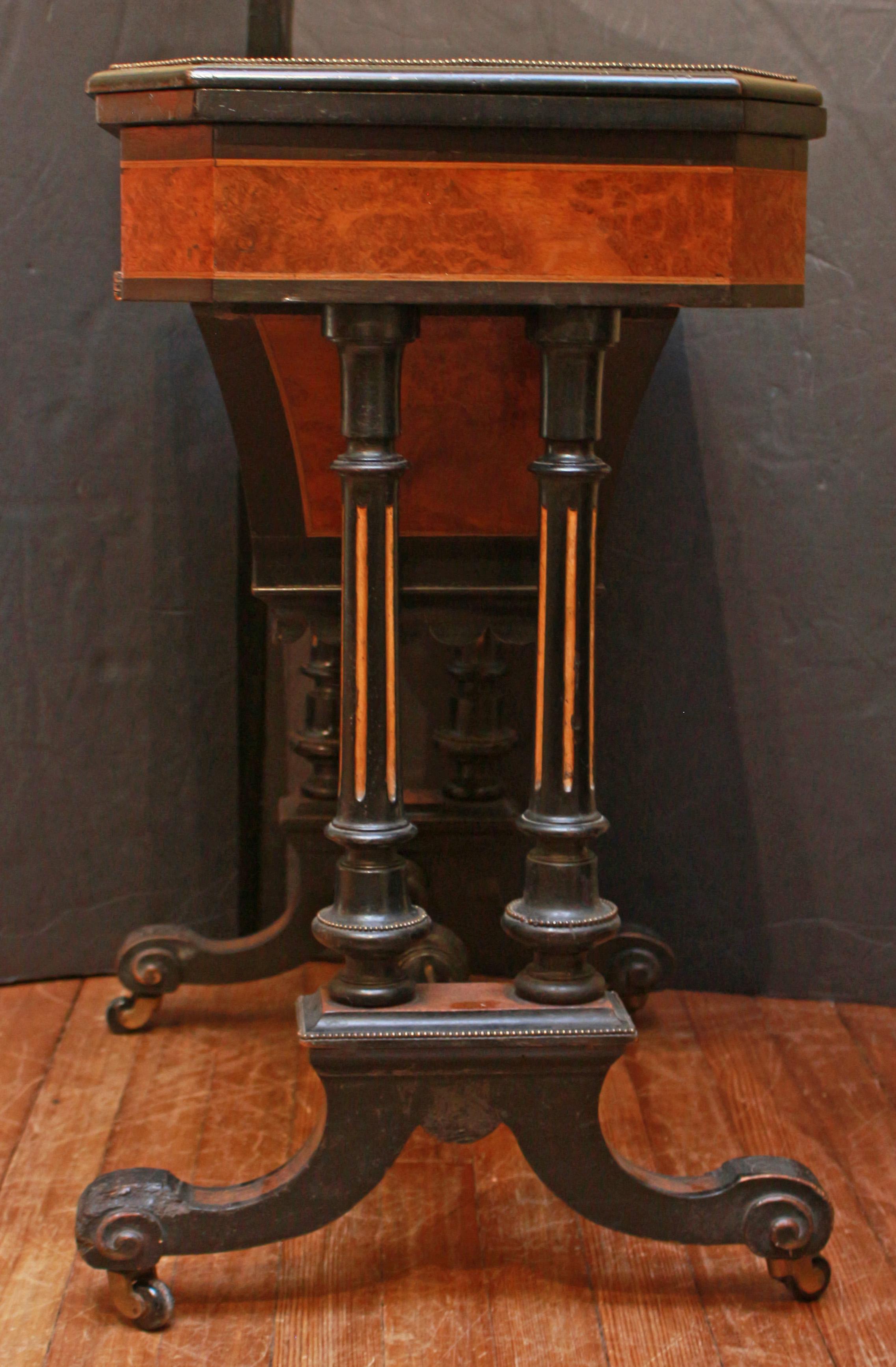 Vers 1860-80 Table à jeux anglaise néo-renaissance en vente 2