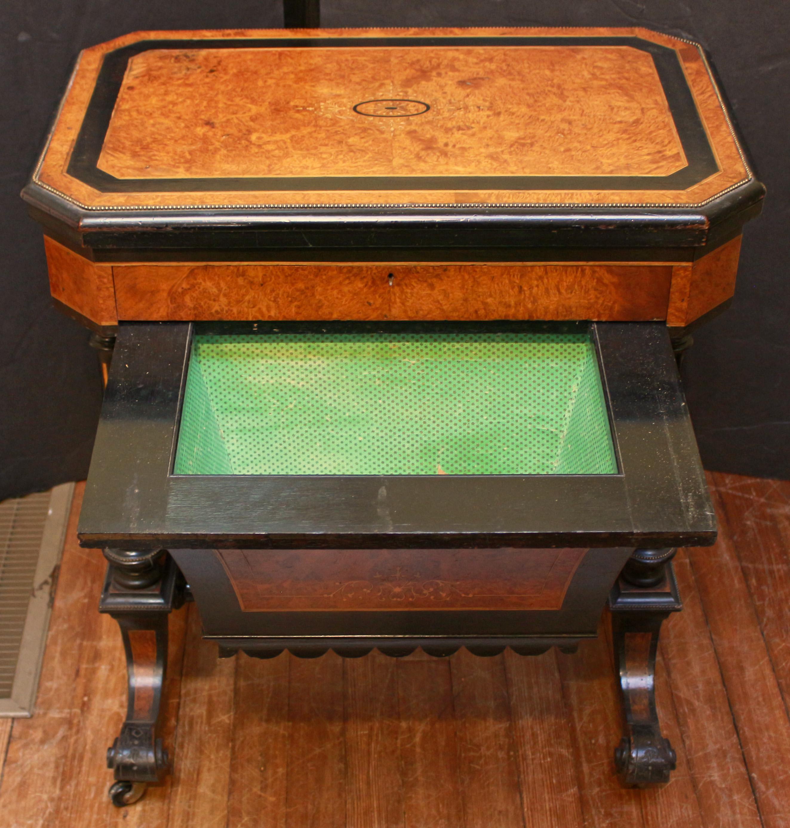 Perlé Vers 1860-80 Table à jeux anglaise néo-renaissance en vente