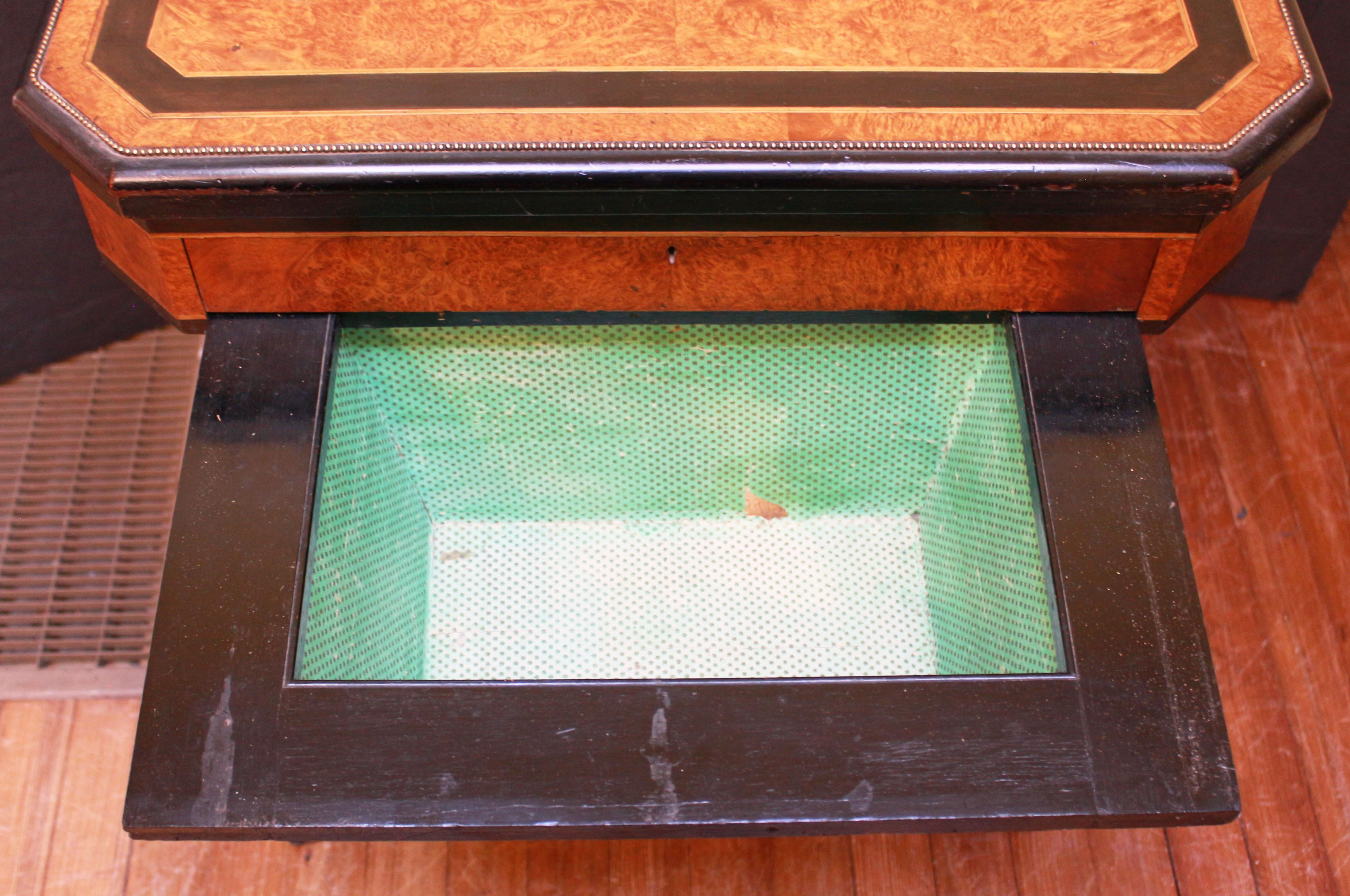 Vers 1860-80 Table à jeux anglaise néo-renaissance Bon état - En vente à Chapel Hill, NC