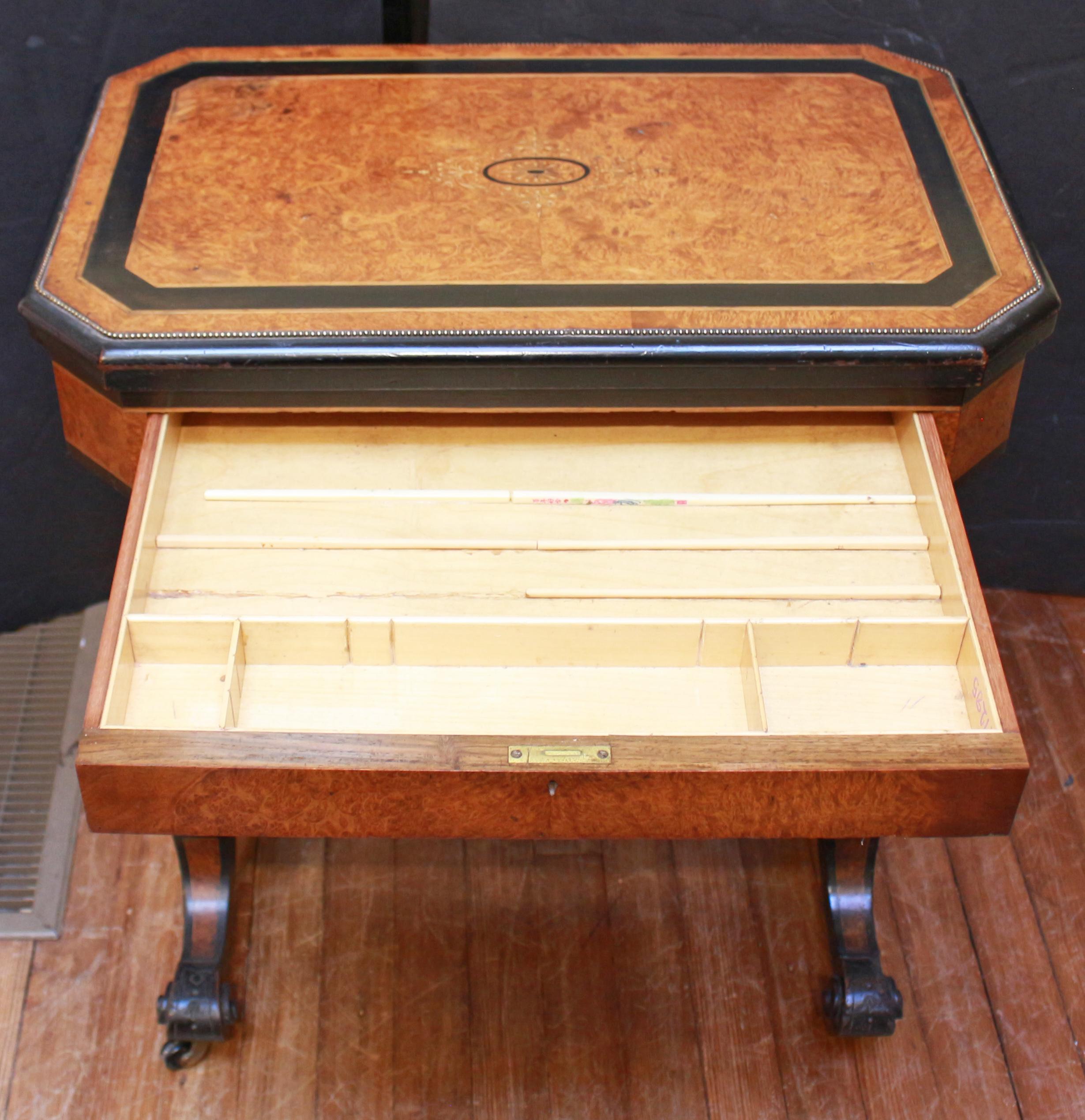 XIXe siècle Vers 1860-80 Table à jeux anglaise néo-renaissance en vente