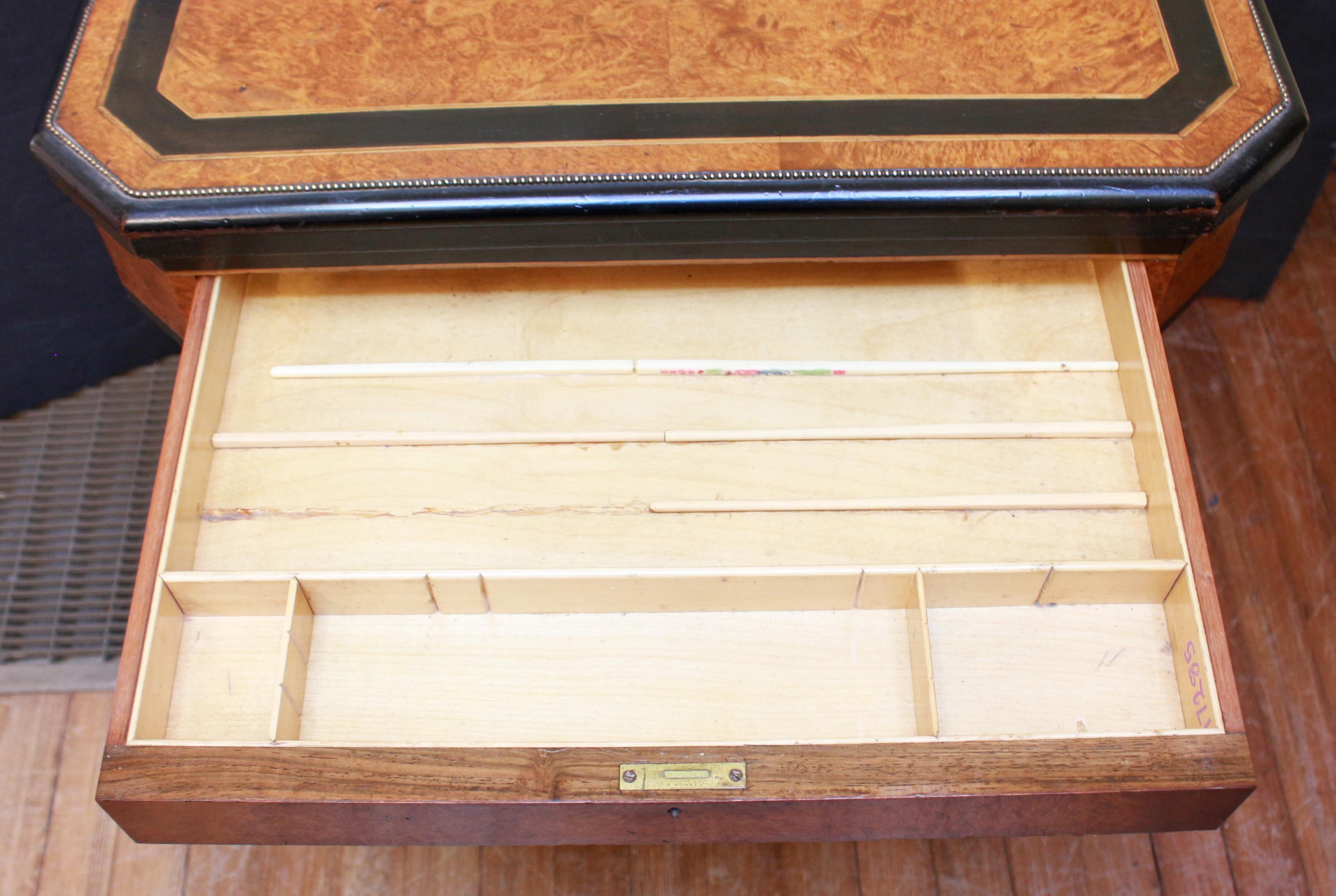 Laiton Vers 1860-80 Table à jeux anglaise néo-renaissance en vente