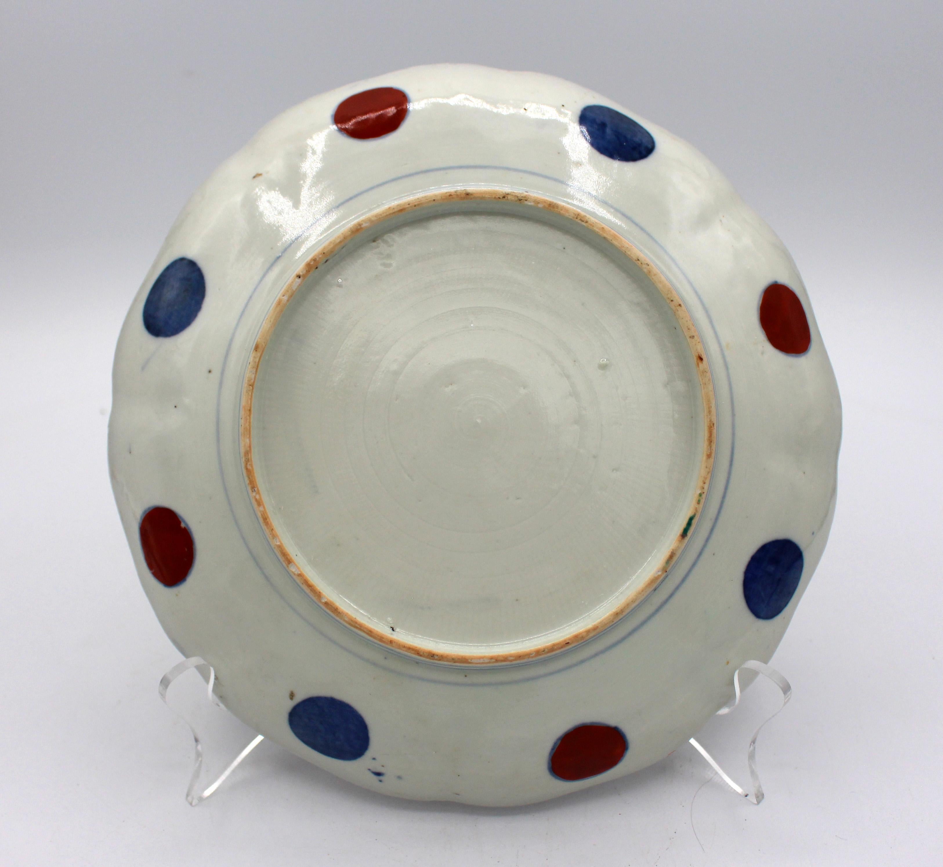 Piatto Imari del 1860-80 circa con disegno a volute, giapponese. Il motivo dell'acqua a spirale che dà vita a giardini su un corpo modellato. Aesthetic Movement. Diametro 8,5
