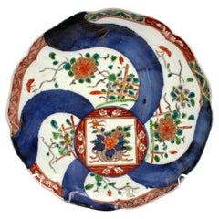 Piatto Imari del 1860-80 circa con disegno a spirale
