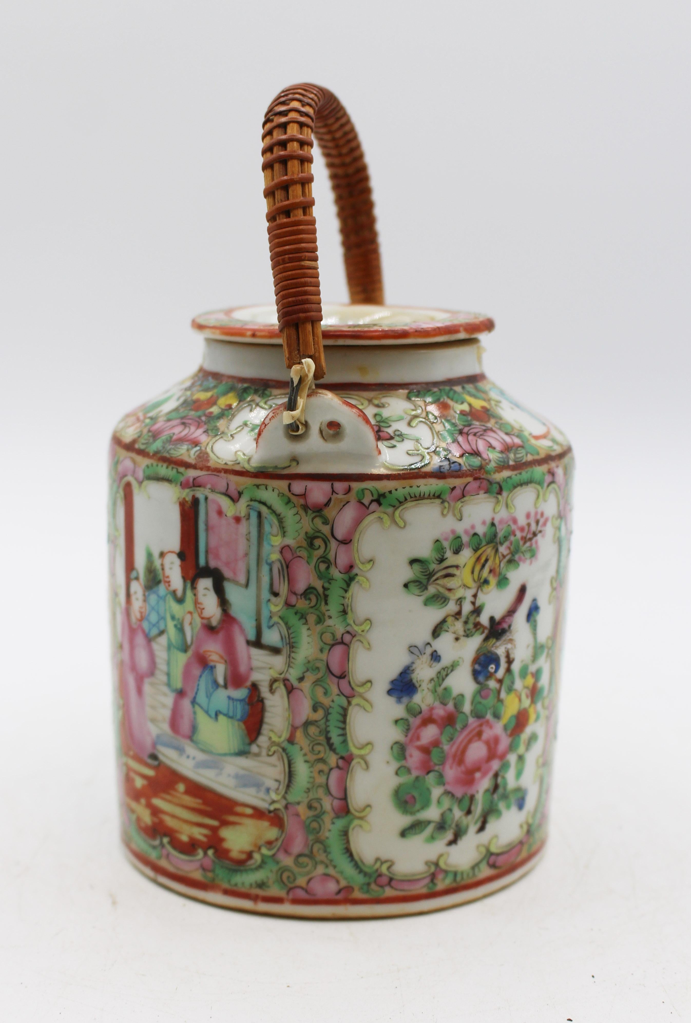 CIRCA - 1860-80 - Théière en porcelaine d'exportation chinoise avec médaillon en forme de rose. Avec la couverture d'origine ; poignée enveloppée de raphia. Bien décorée.

5,5
