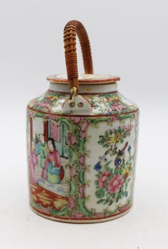 Caffettiera in porcellana da esportazione cinese con medaglione a forma di rosa, 1860-80 circa