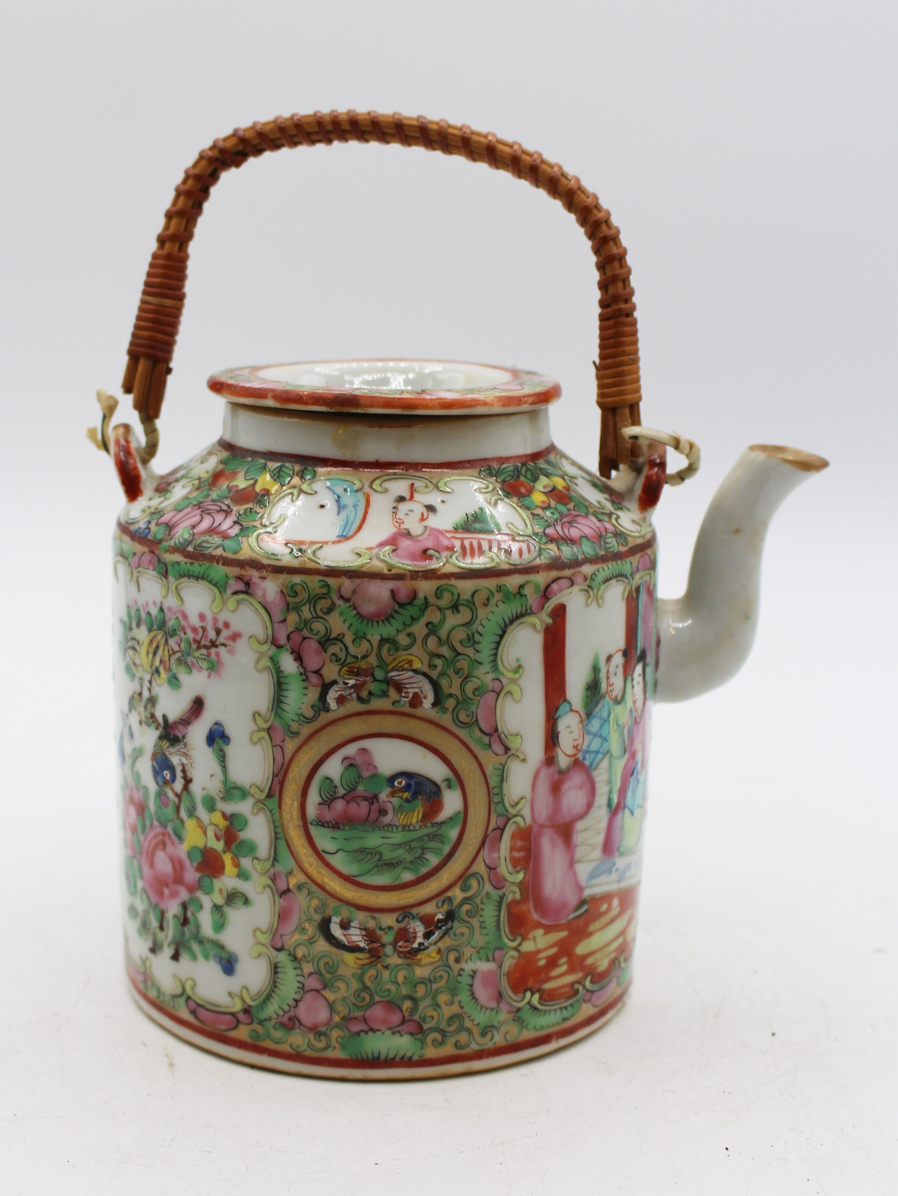 Exportation chinoise CIRCA 1860-80 Théière en porcelaine d'exportation chinoise avec médaillon en forme de rose en vente