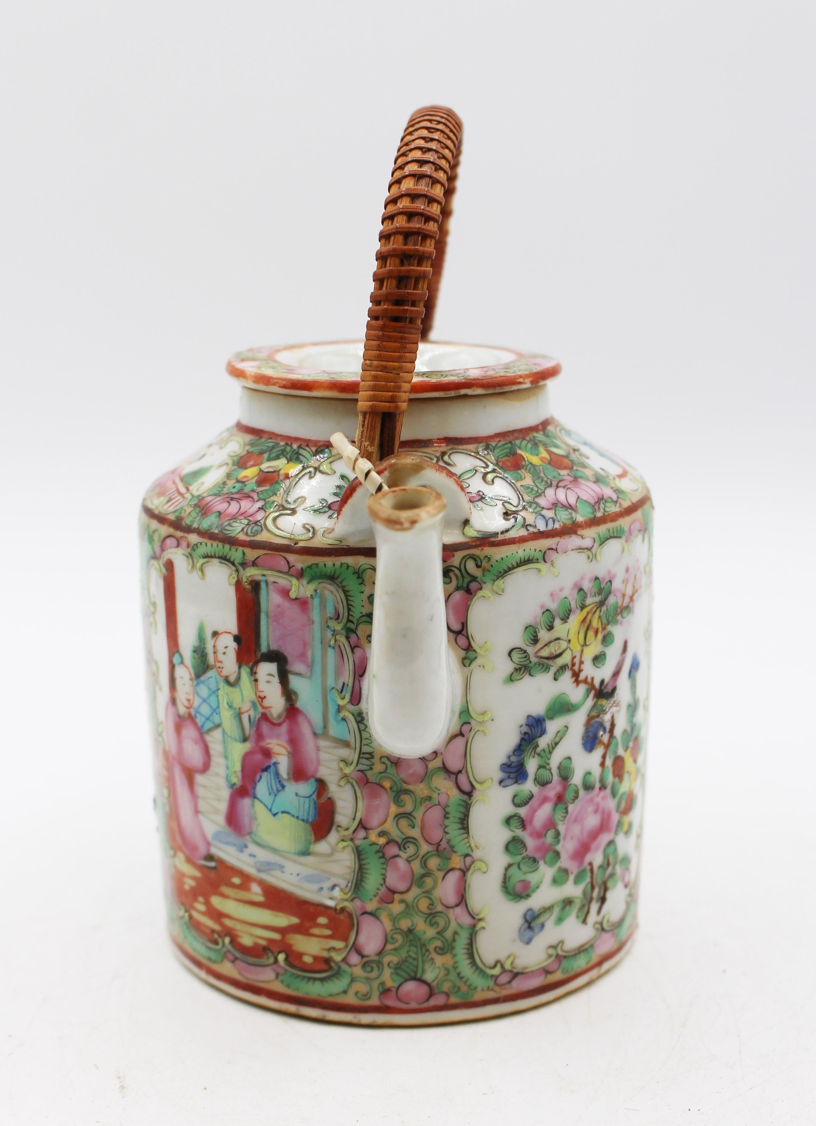 Chinois CIRCA 1860-80 Théière en porcelaine d'exportation chinoise avec médaillon en forme de rose en vente