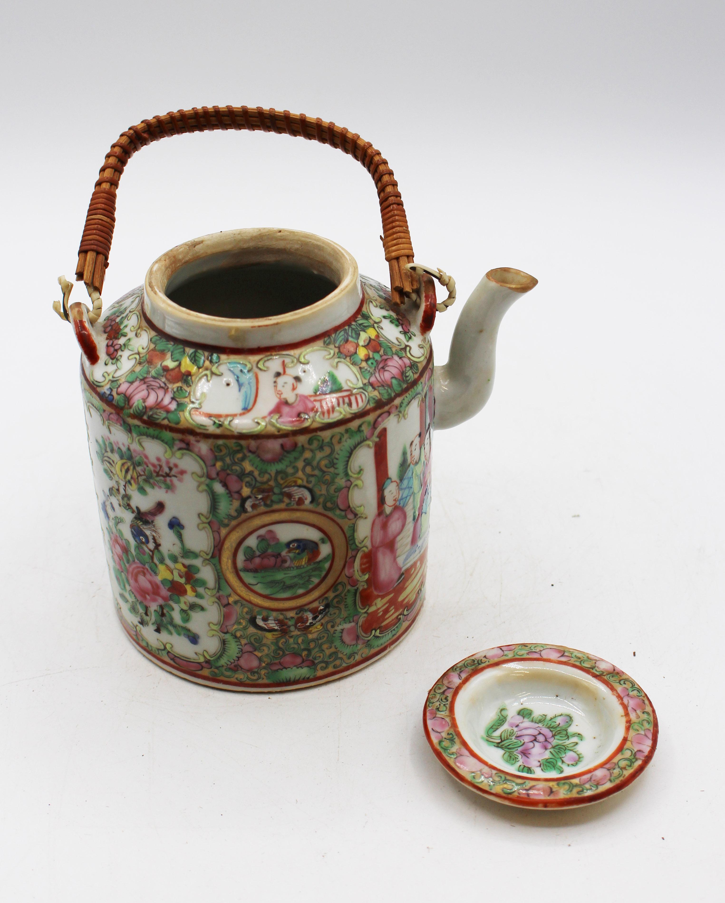 CIRCA 1860-80 Théière en porcelaine d'exportation chinoise avec médaillon en forme de rose Bon état - En vente à Chapel Hill, NC