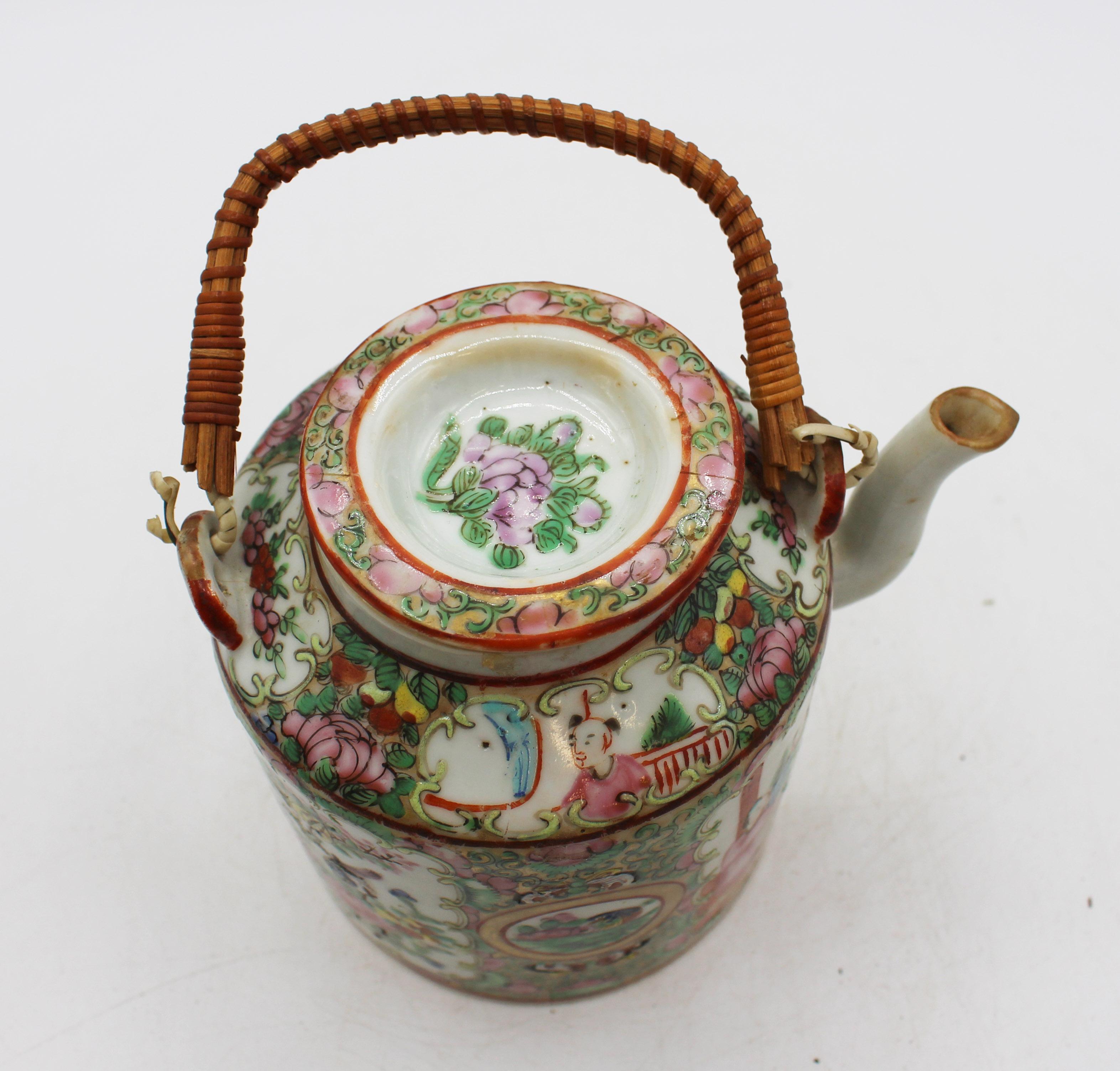 XIXe siècle CIRCA 1860-80 Théière en porcelaine d'exportation chinoise avec médaillon en forme de rose en vente