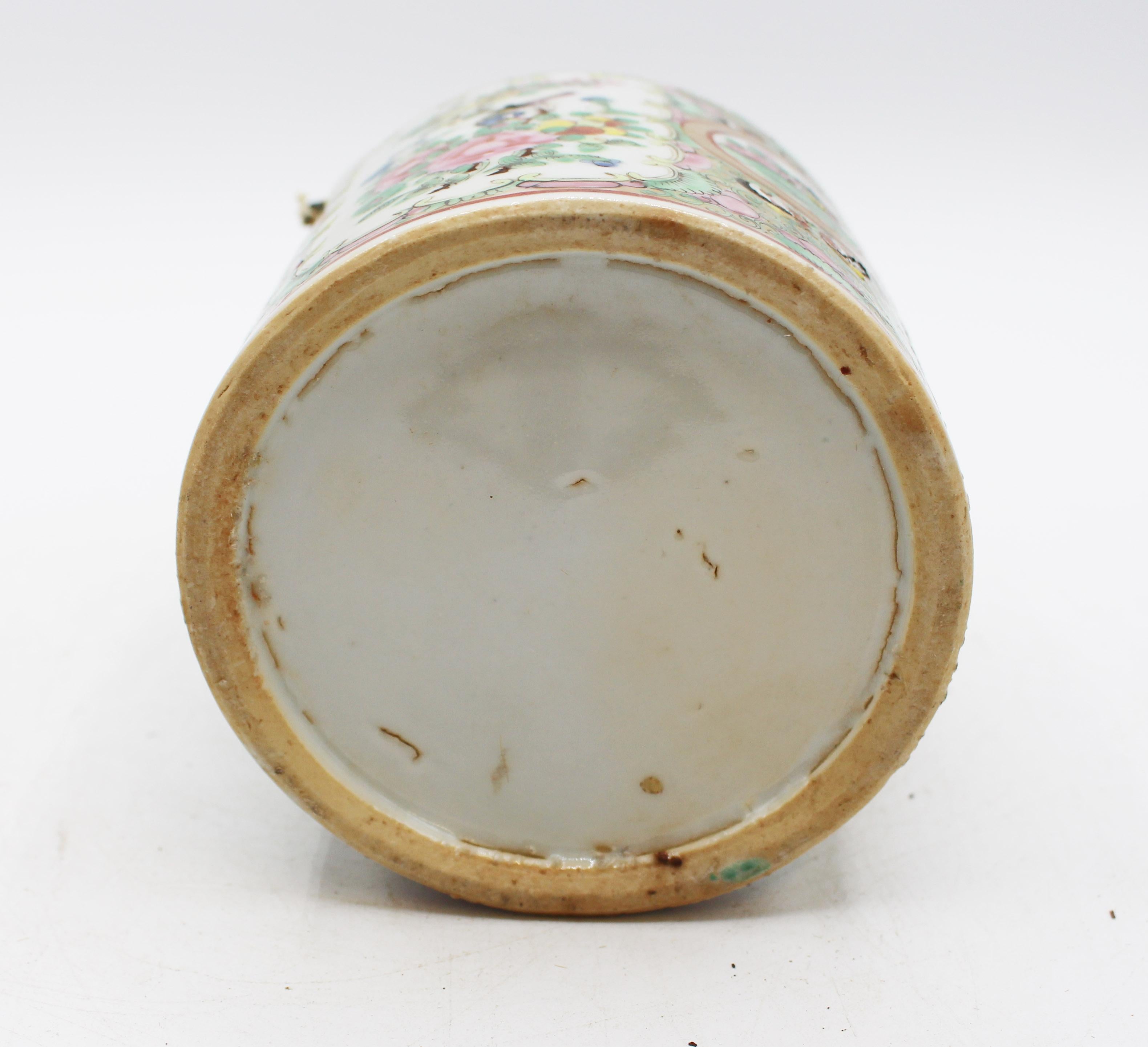 Porcelaine CIRCA 1860-80 Théière en porcelaine d'exportation chinoise avec médaillon en forme de rose en vente