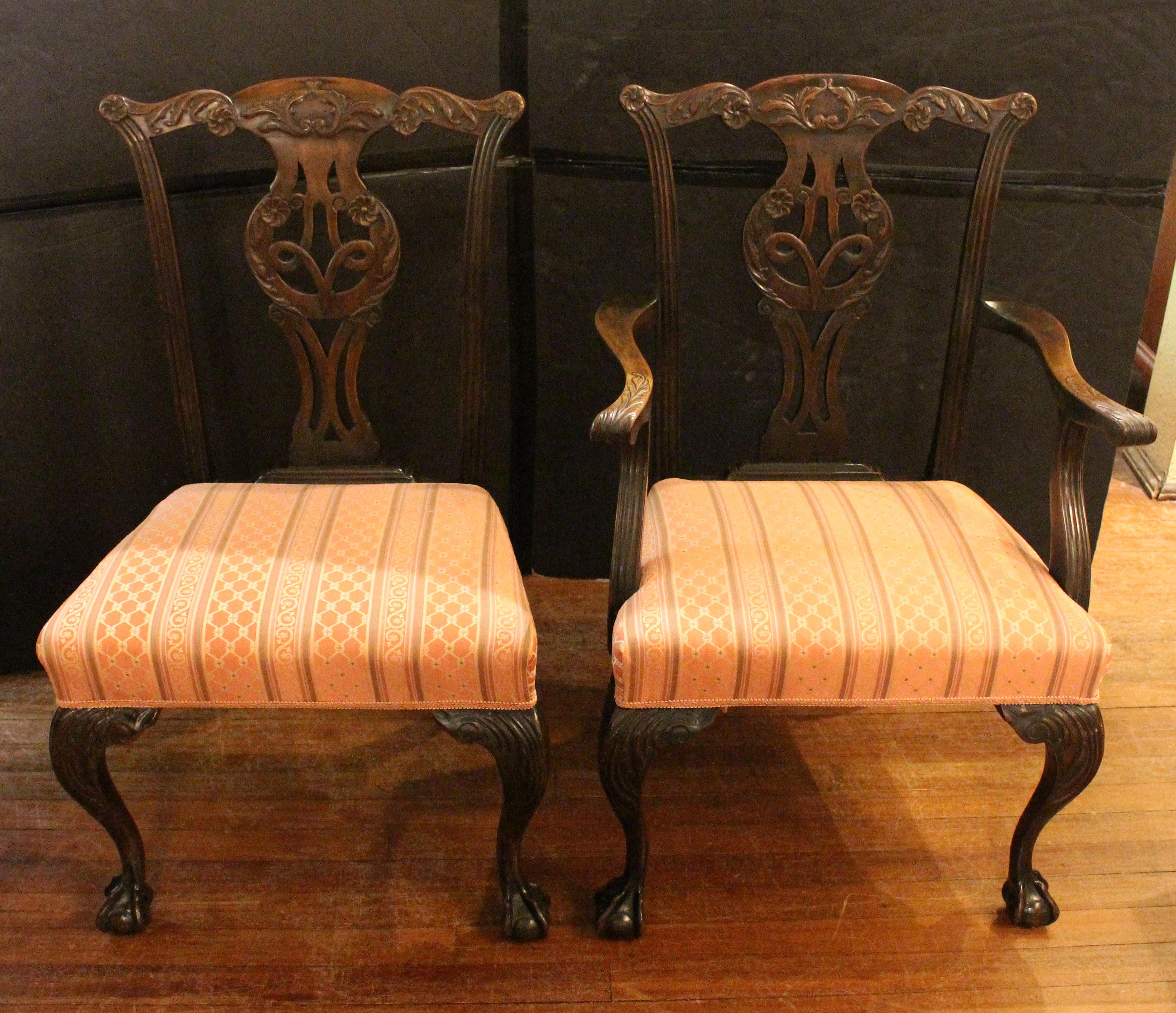 Circa 1860-80 Juego de 8 sillas de comedor estilo Chippendale, inglesas. 2 brazos y 6 lados. Excepcionalmente guapo. Caoba. Patas cabriolé talladas con pies de bola y garra. Extravagantes respaldos tallados en laurel, roseta y acanto rococó. Brazos