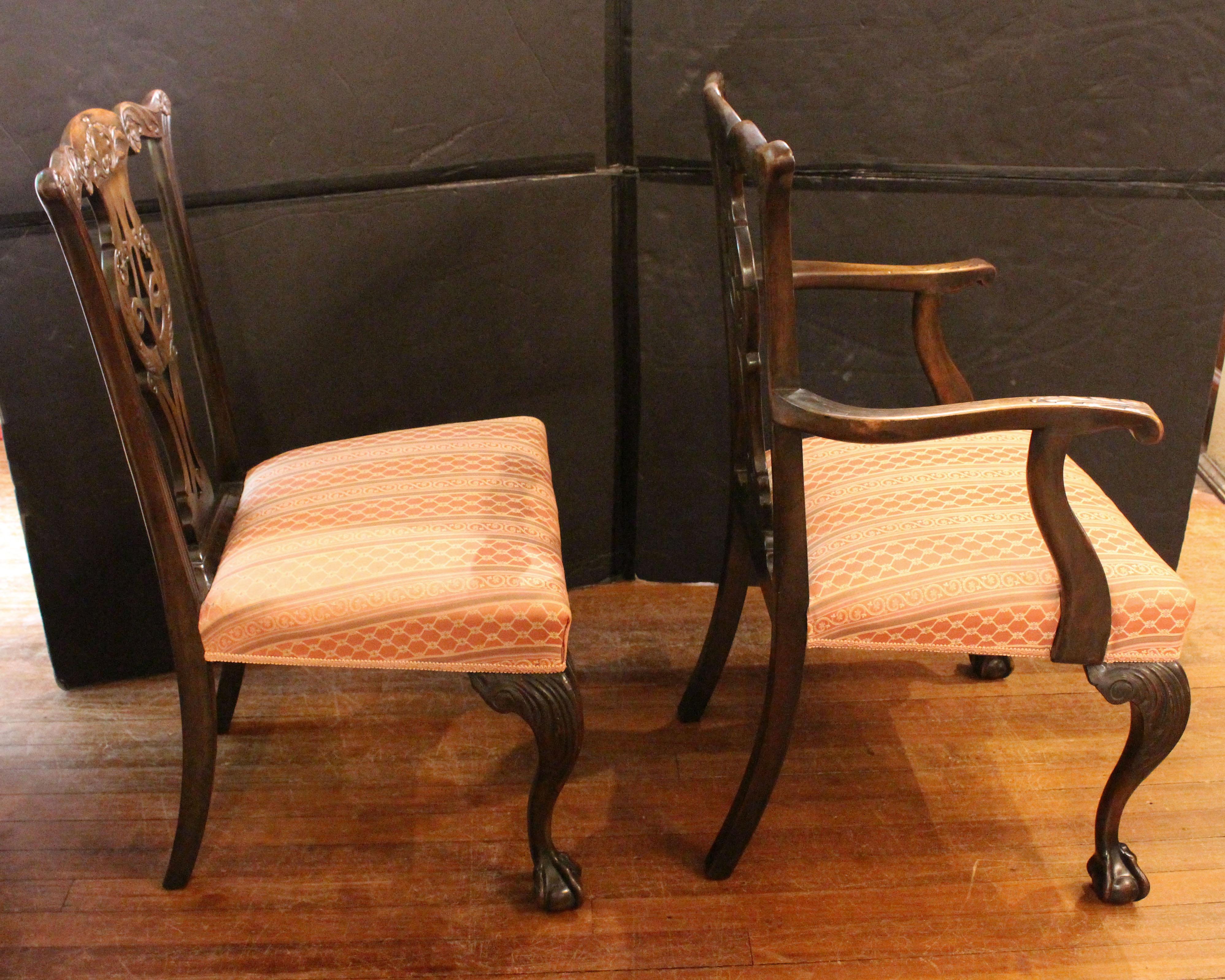Circa 1860-80 Juego de 8 sillas de comedor inglesas estilo Chippendale Inglés en venta