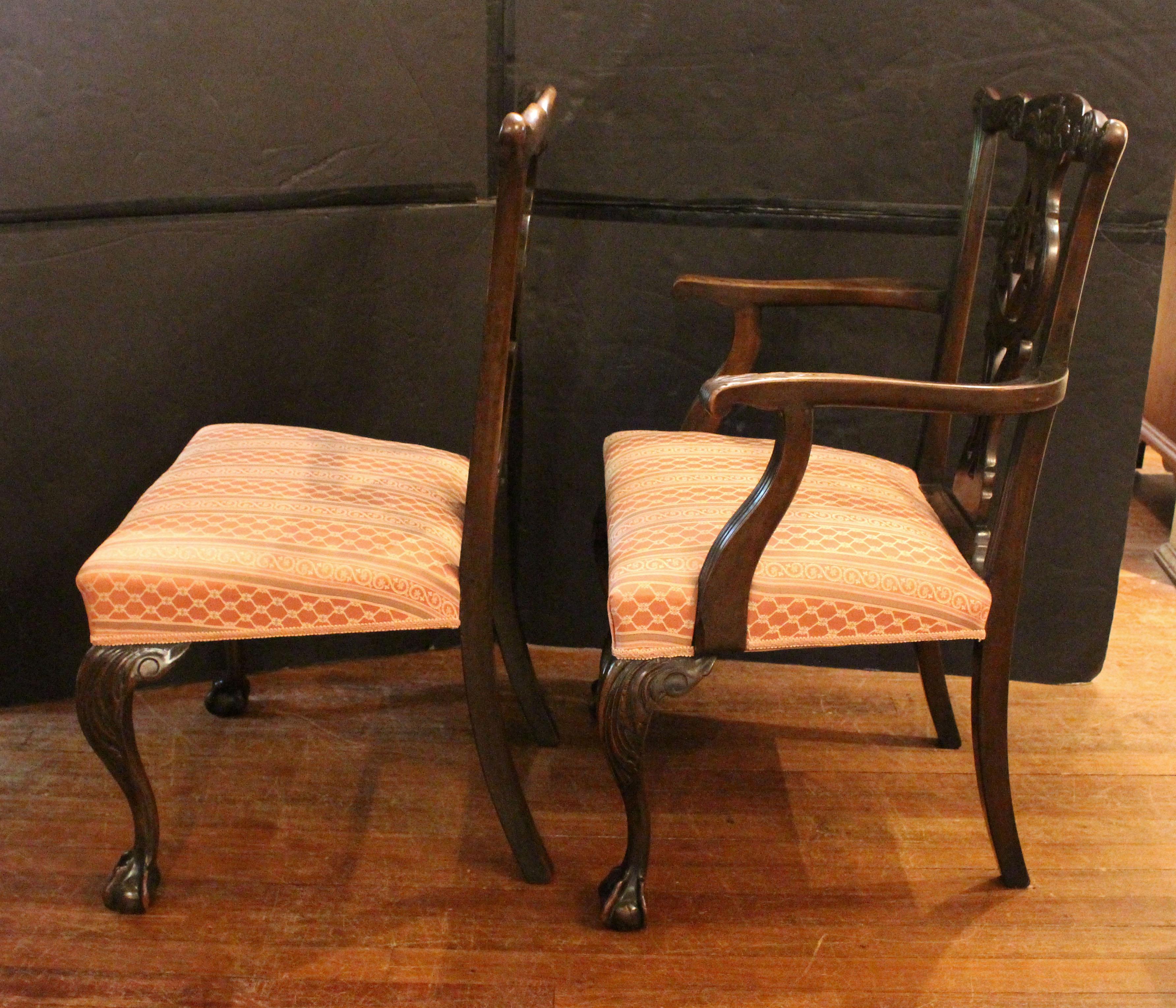 Circa 1860-80 Juego de 8 sillas de comedor inglesas estilo Chippendale siglo XIX en venta