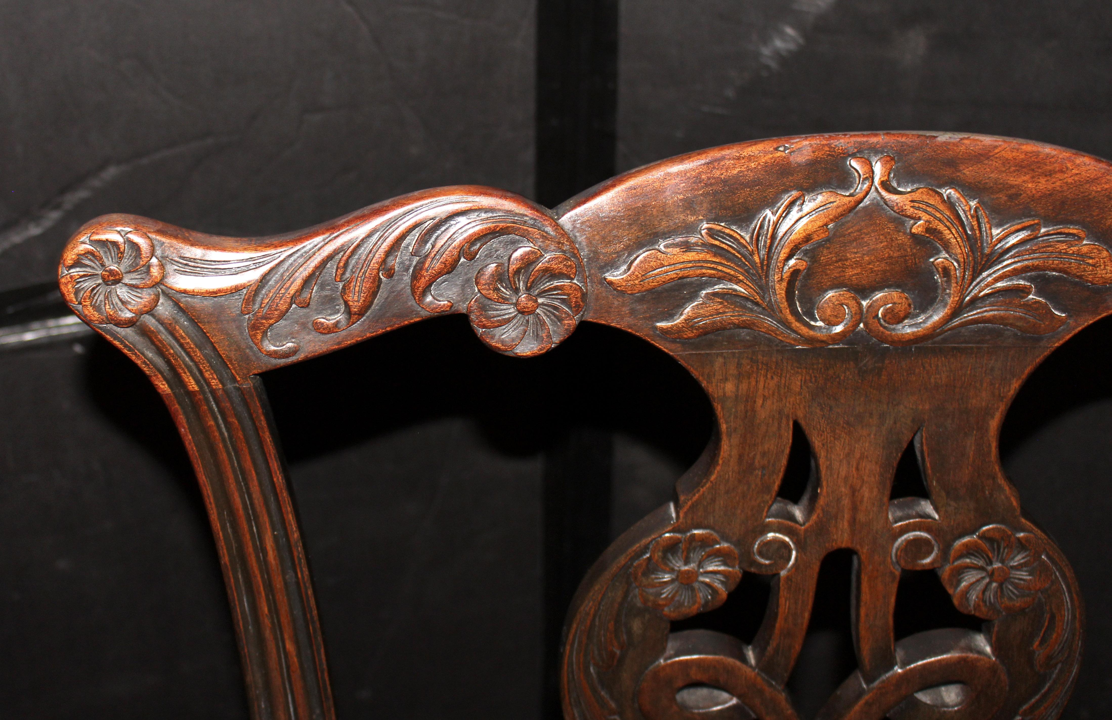 Circa 1860-80 Juego de 8 sillas de comedor inglesas estilo Chippendale Madera en venta