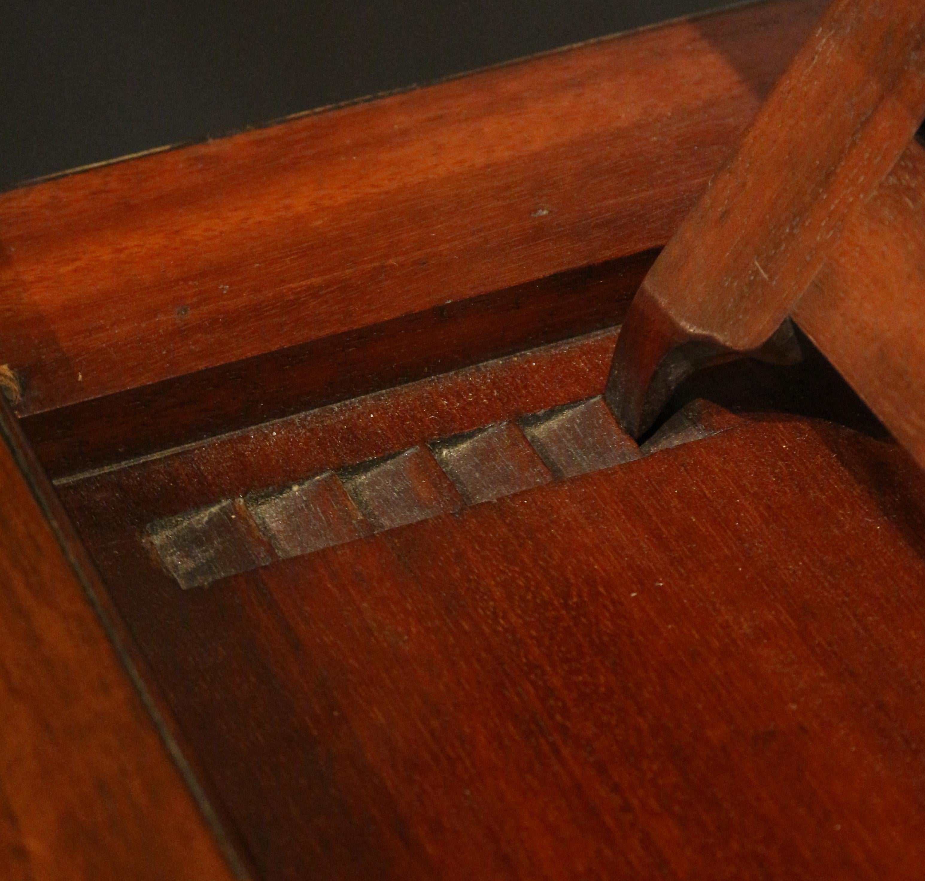 CIRCA 1860 Höhenverstellbarer, doppelseitiger Lesetisch, englisch (Holz) im Angebot