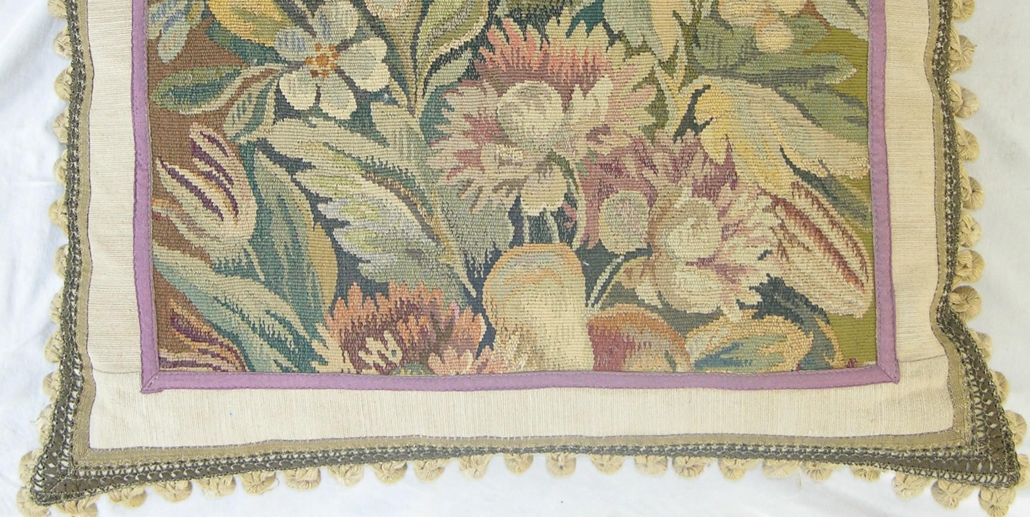 Français Coussin ancien en tapisserie française d'Aubusson datant d'environ 1860 en vente