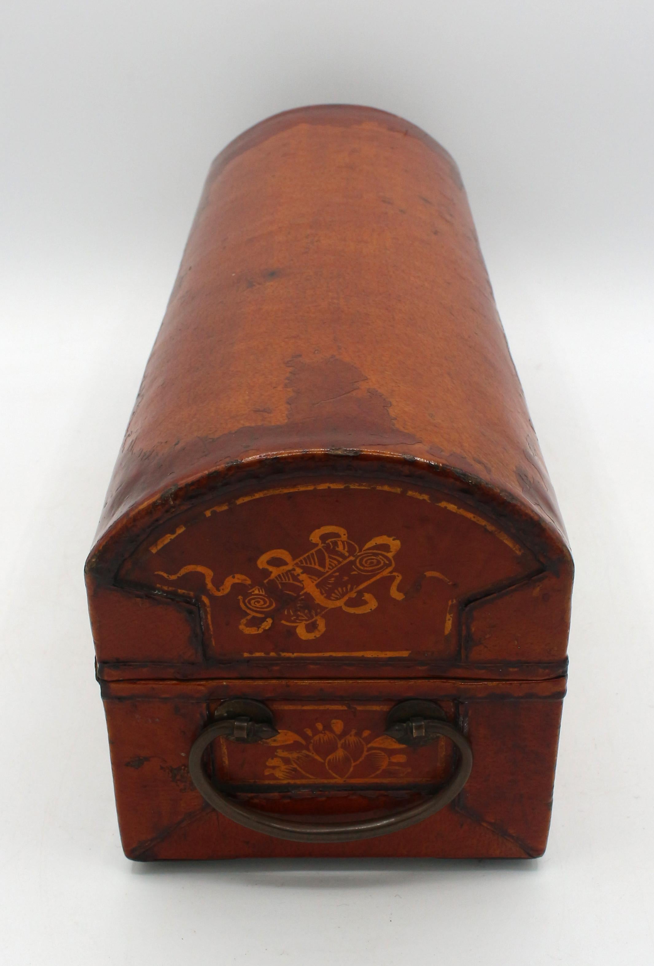 Caja de pergamino de cuero de cerdo con tapa abovedada, china, circa 1860. Frontales y paneles laterales dorados con bonitos herrajes de latón. De color rojo intenso, la parte superior rozada hasta el naranja quemado. Dinastía Qing. 14