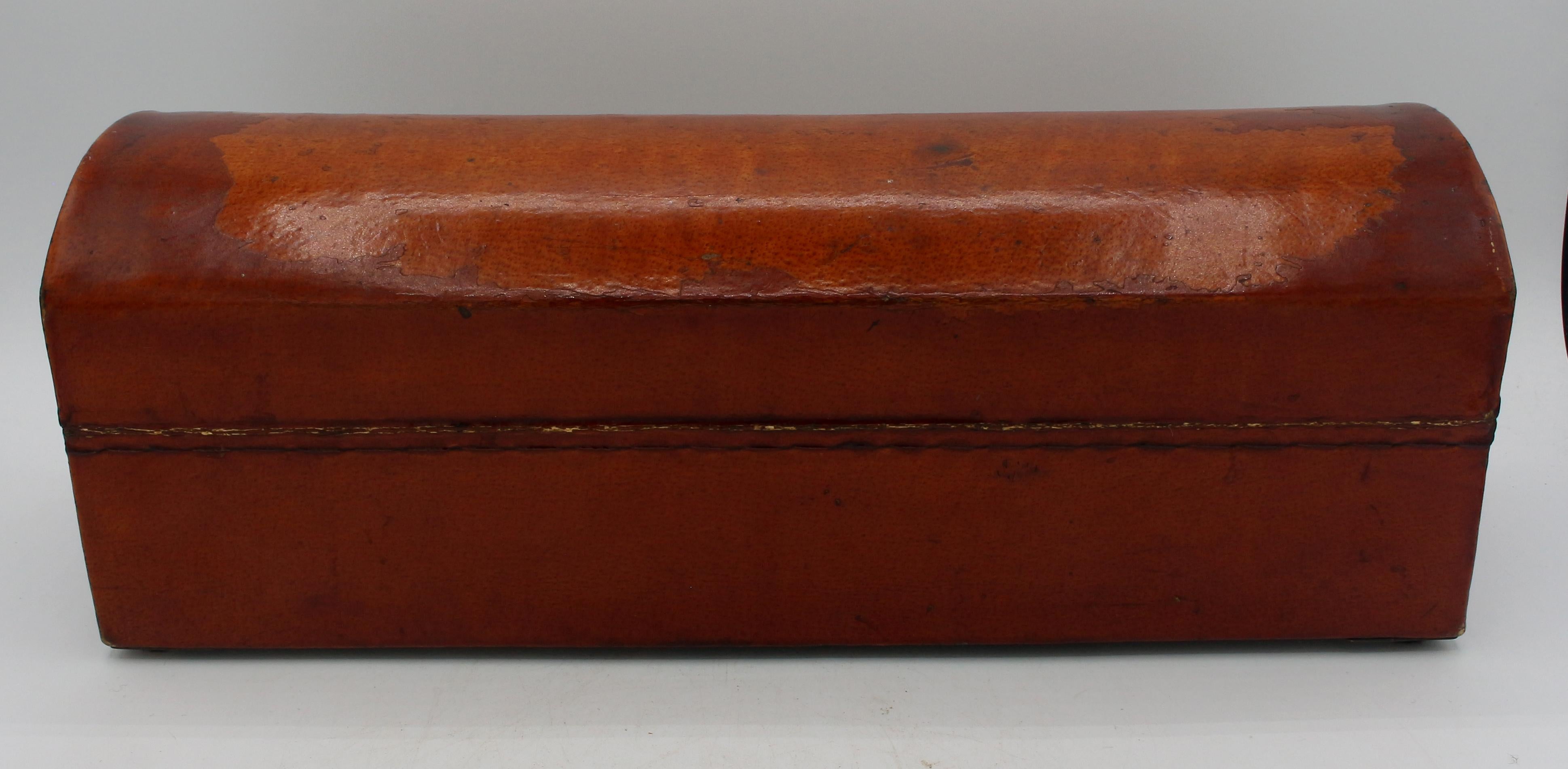 Circa 1860 Caja china de cuero de cerdo con tapa abovedada para pergaminos Qing en venta