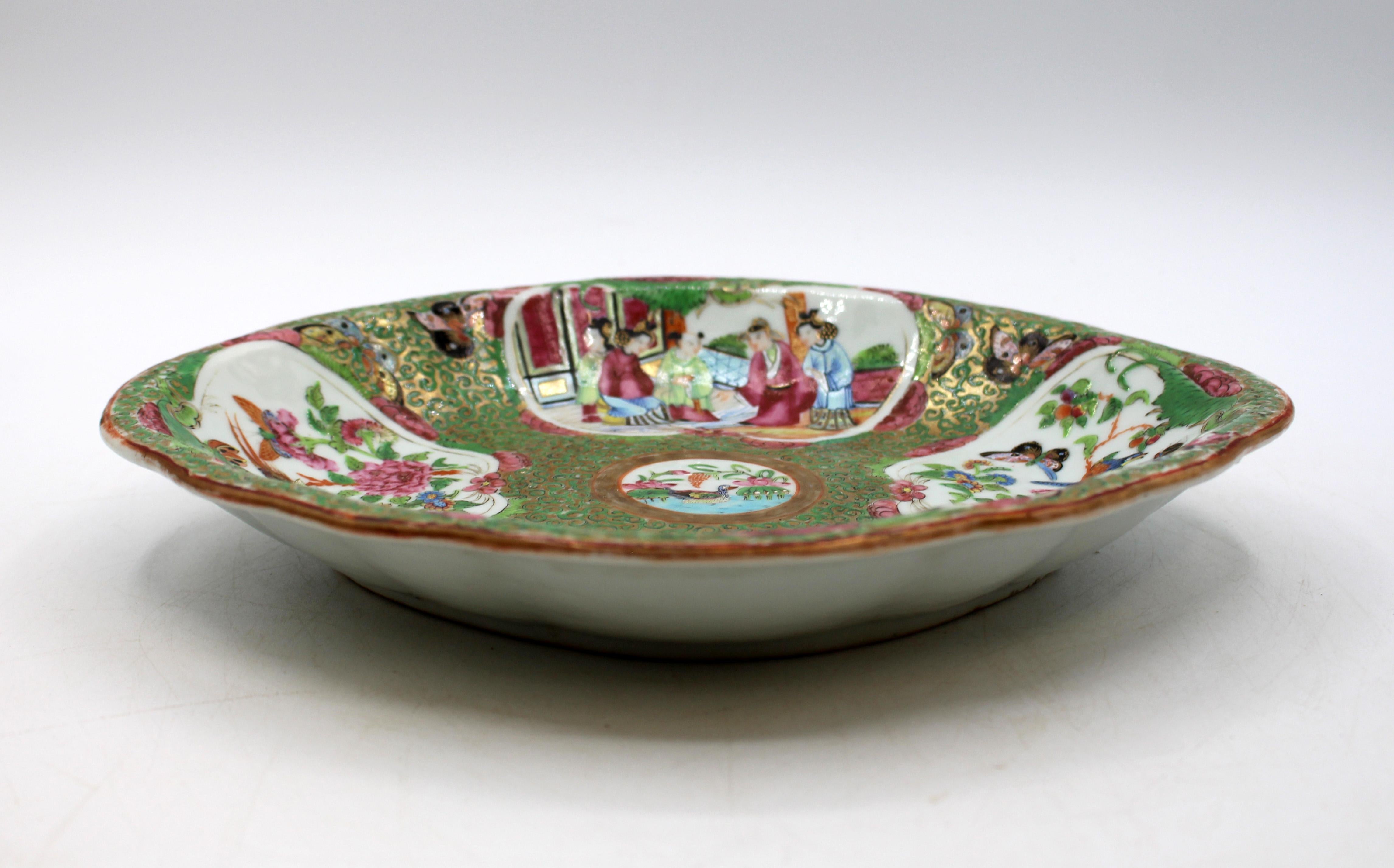 CIRCA 1860 Chinesisch Export Porzellan Rose Medaillon servieren Teller. Länglich-ovale Form. Reichlich vergoldet, wahrscheinlich für den französischen Markt. Besonders schön verziert - zentrales Medaillon einer Ente in einem Teich, umgeben von