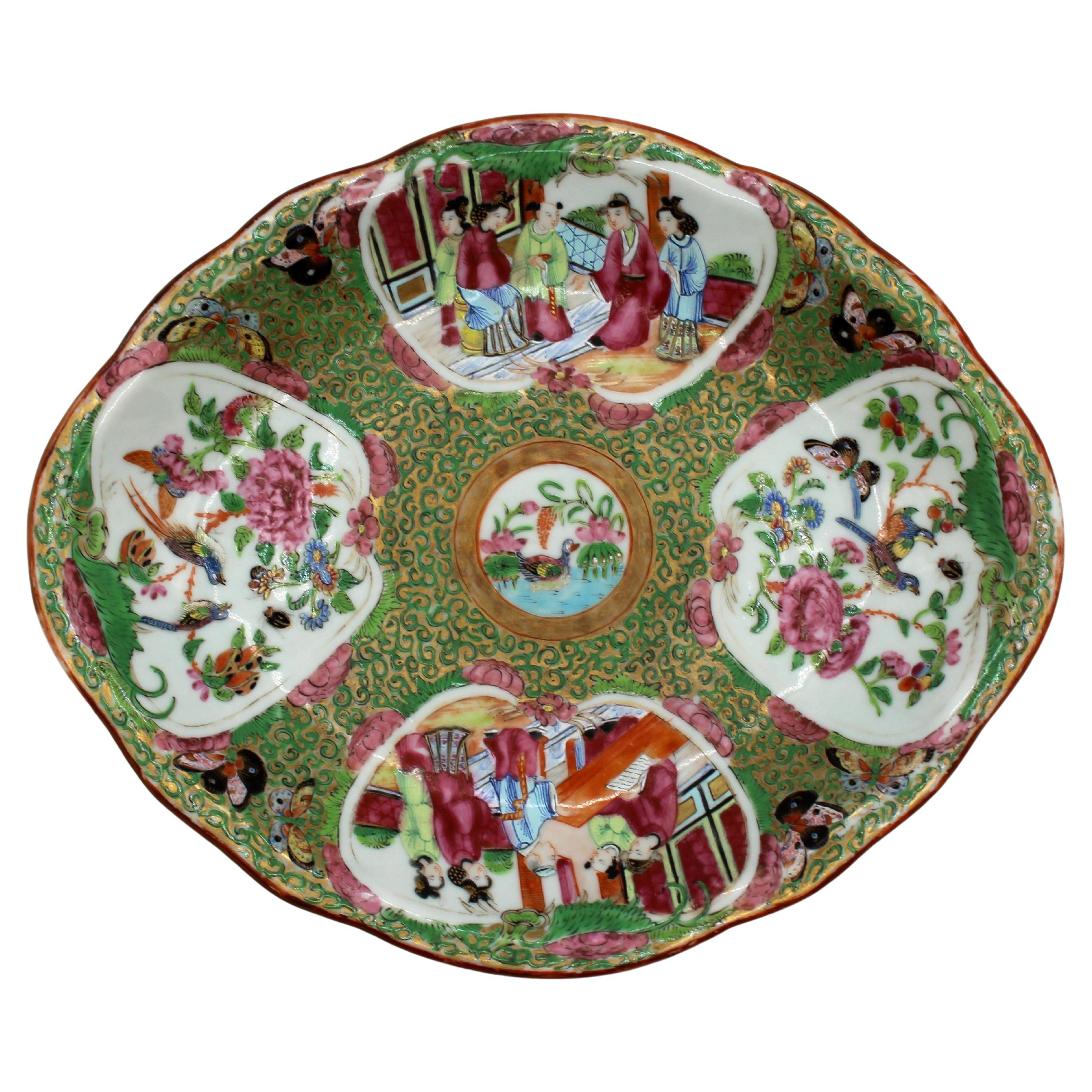 CIRCA 1860 - Plat de service en porcelaine d'exportation chinoise avec médaillon en forme de rose