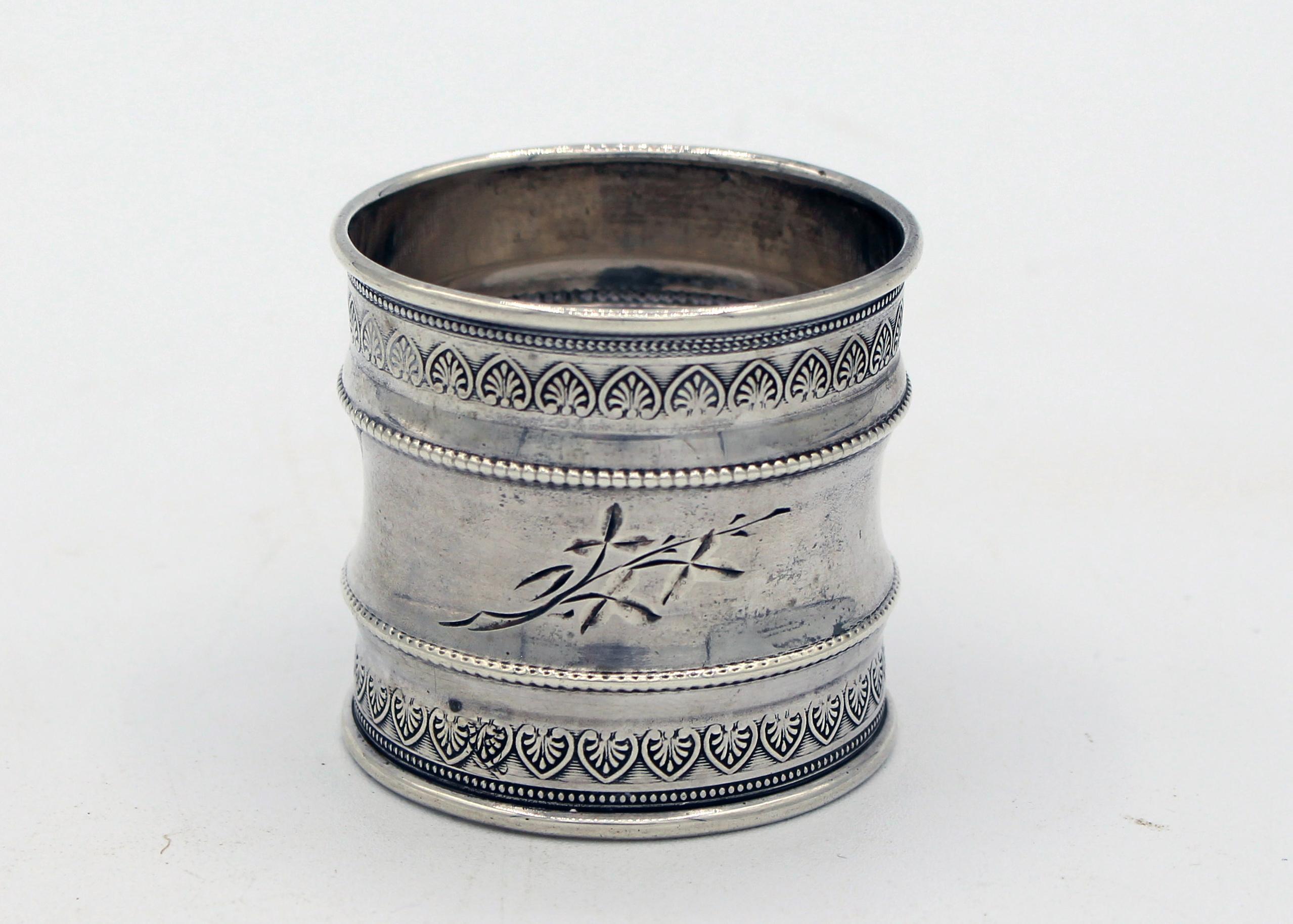 Elegante portatovaglioli grande con bordi, archi e foglie in anthemion. Moneta d'argento, anni '60 circa. Non marcato, tranne lo stile #182. Diametro 1 11/16