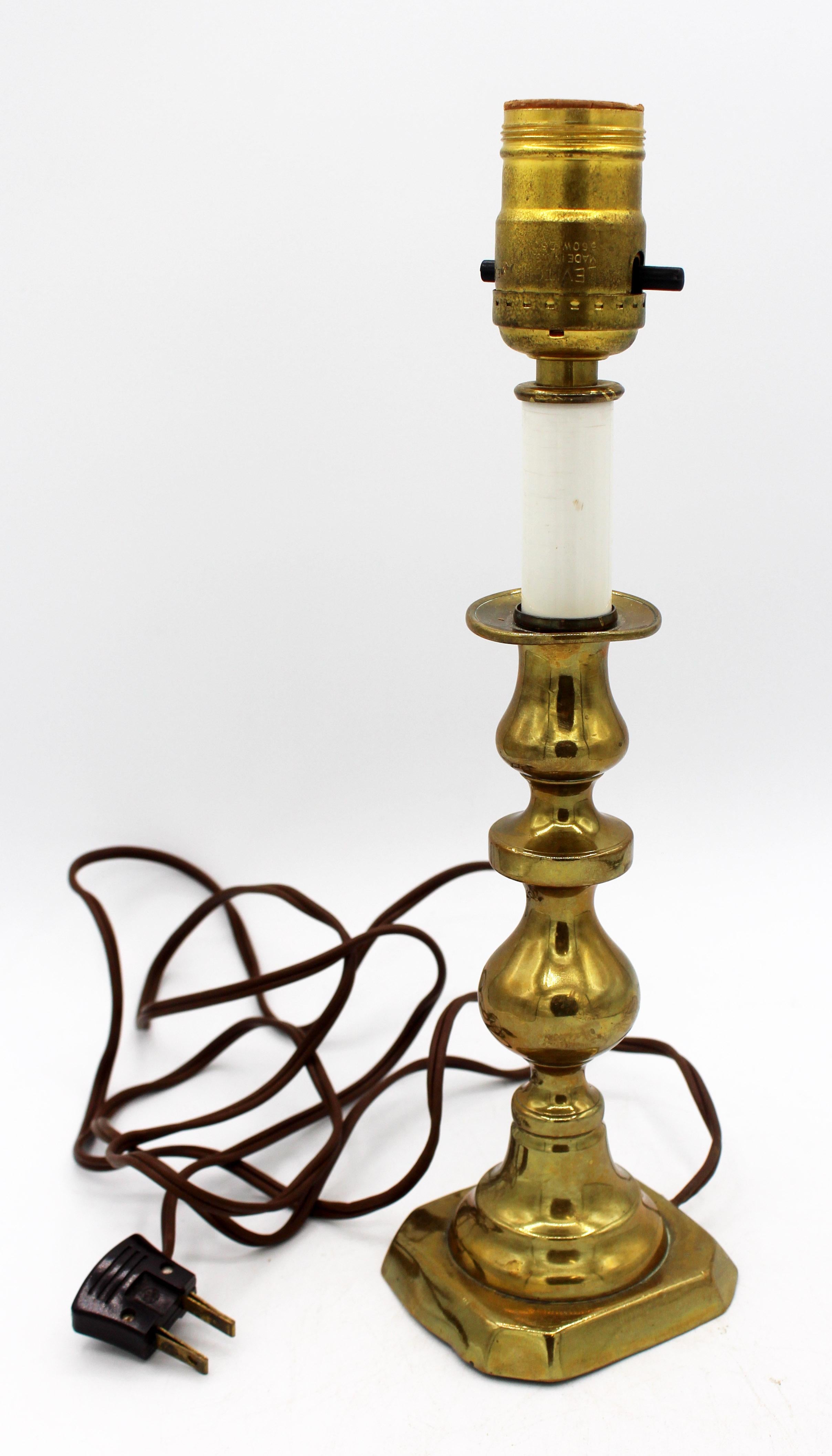 Lampada a candeliere inglese in ottone del 1860 circa. Busto di un candeliere in ottone convertito in lampada nel tardo XX secolo. Piccole ammaccature e rughe alla base.
H. H. 12