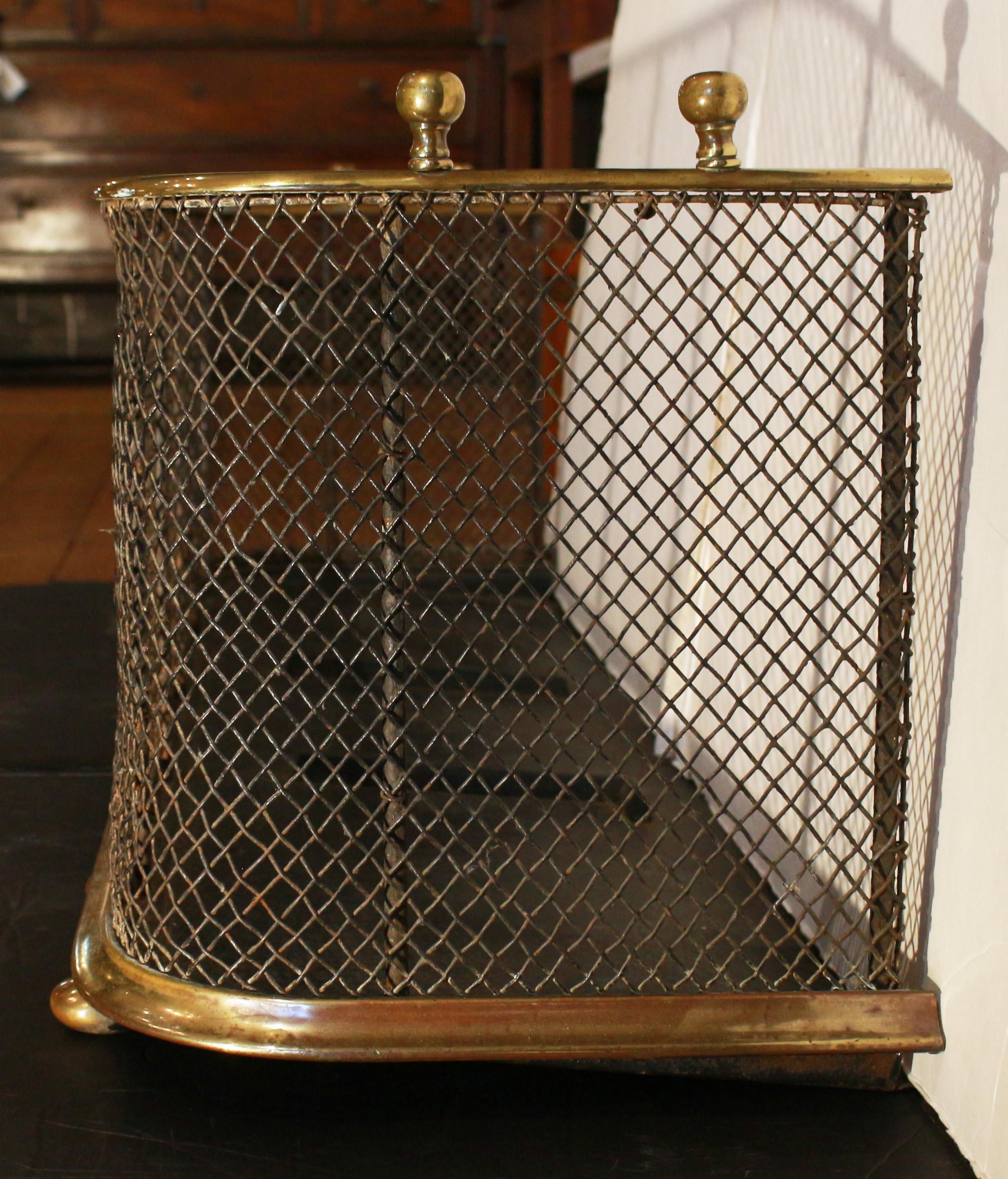 Defensa de chimenea inglesa de latón y malla de alambre Circa 1860 Otro en venta