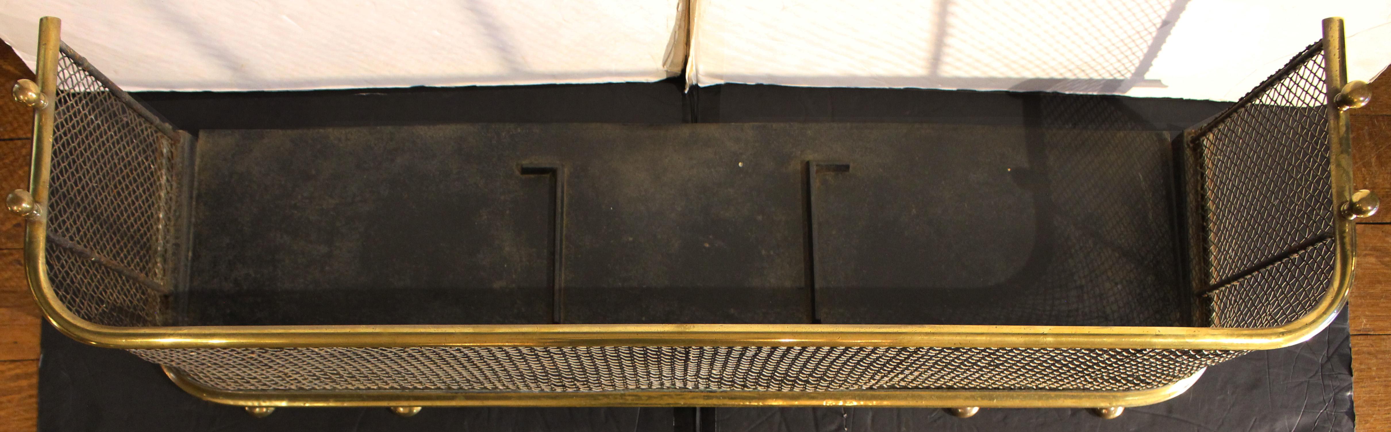 Defensa de chimenea inglesa de latón y malla de alambre Circa 1860 Inglés en venta