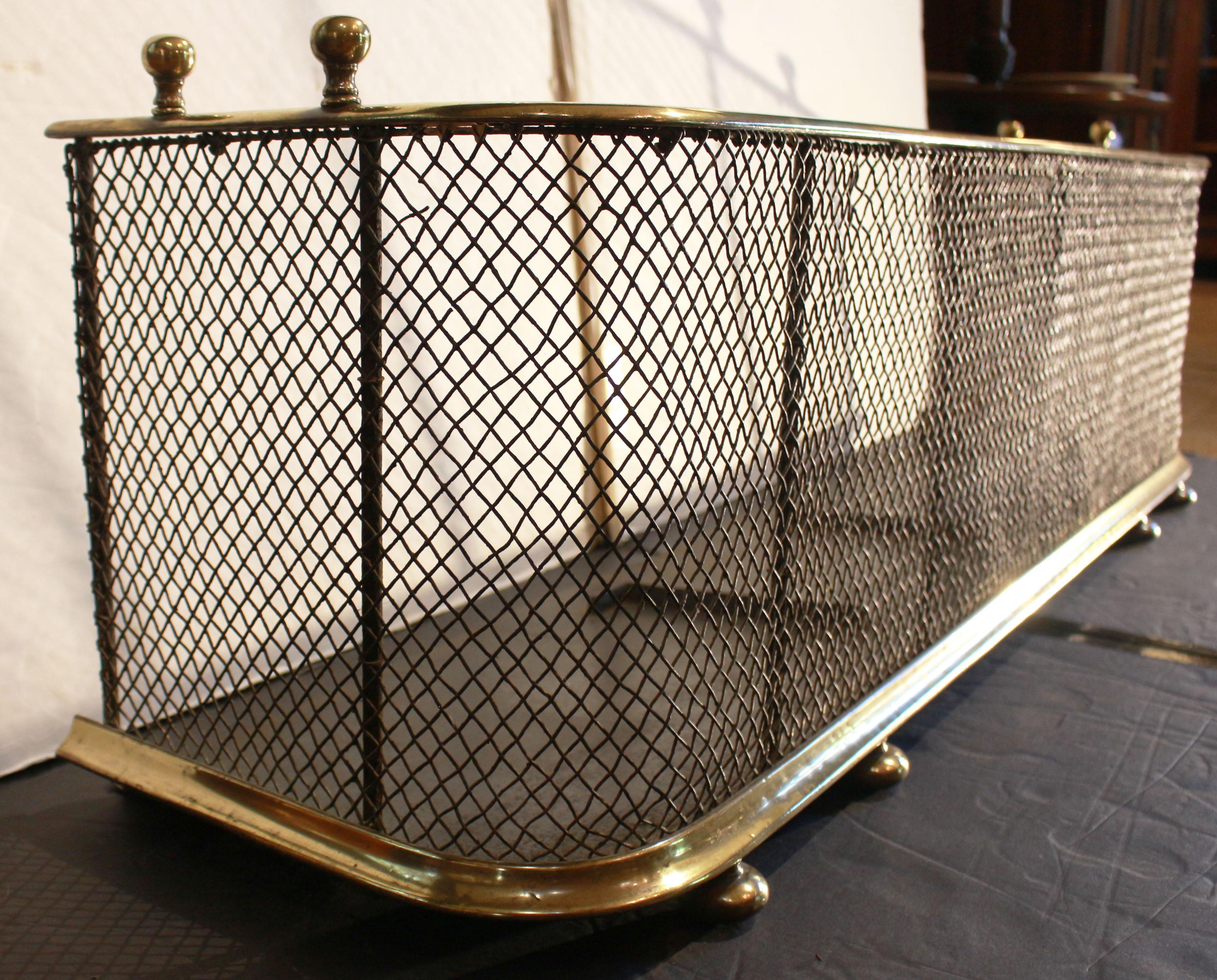 Defensa de chimenea inglesa de latón y malla de alambre Circa 1860 Moldeado en venta