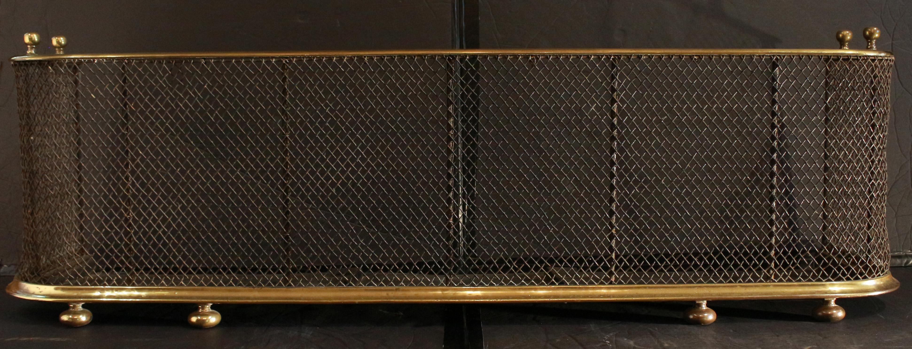 Defensa de chimenea inglesa de latón y malla de alambre Circa 1860 Latón en venta
