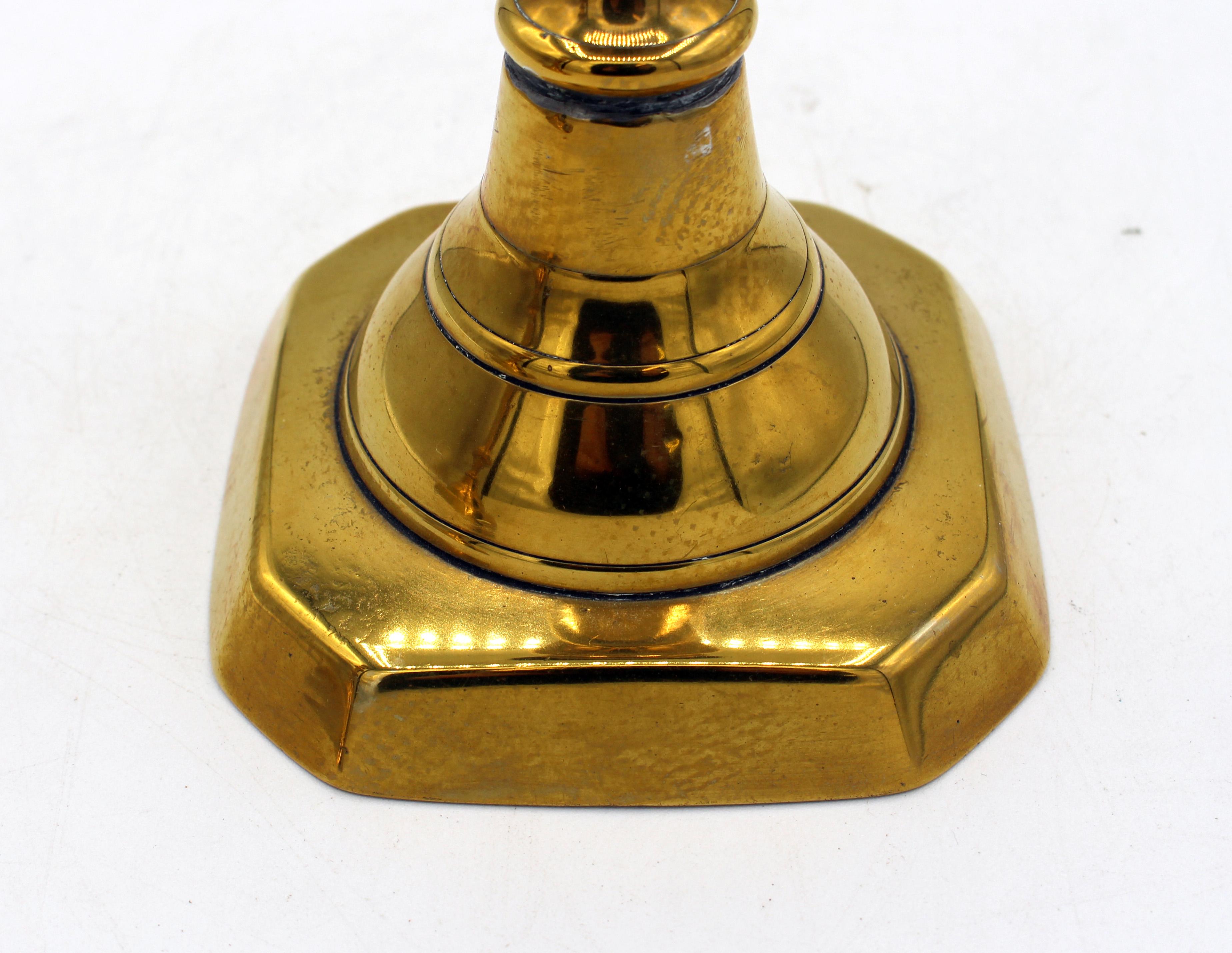 Vittoriano CIRCA 1860 Coppia di candelabri in ottone a grande scala inglese in vendita