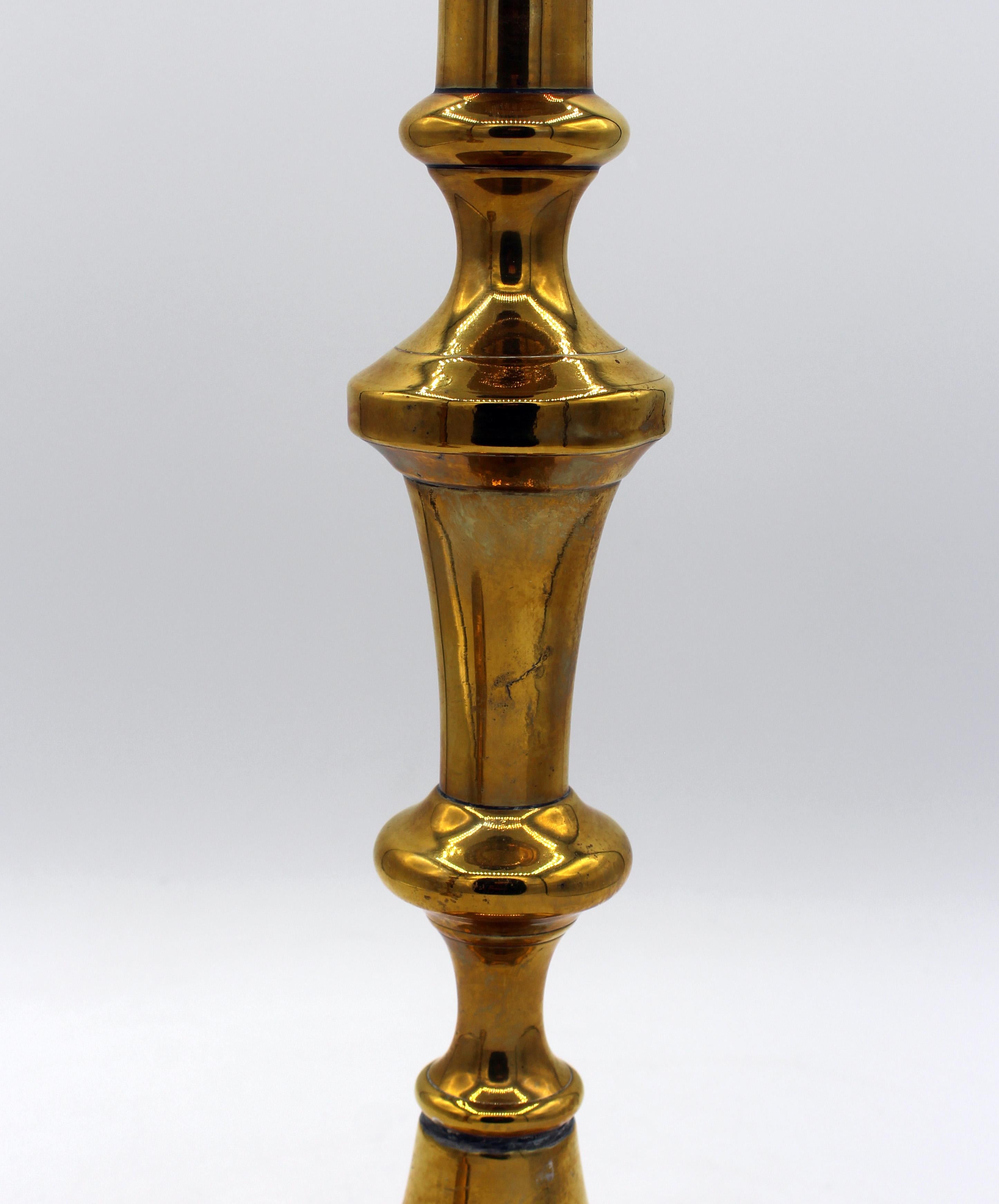 Metà XIX secolo CIRCA 1860 Coppia di candelabri in ottone a grande scala inglese in vendita