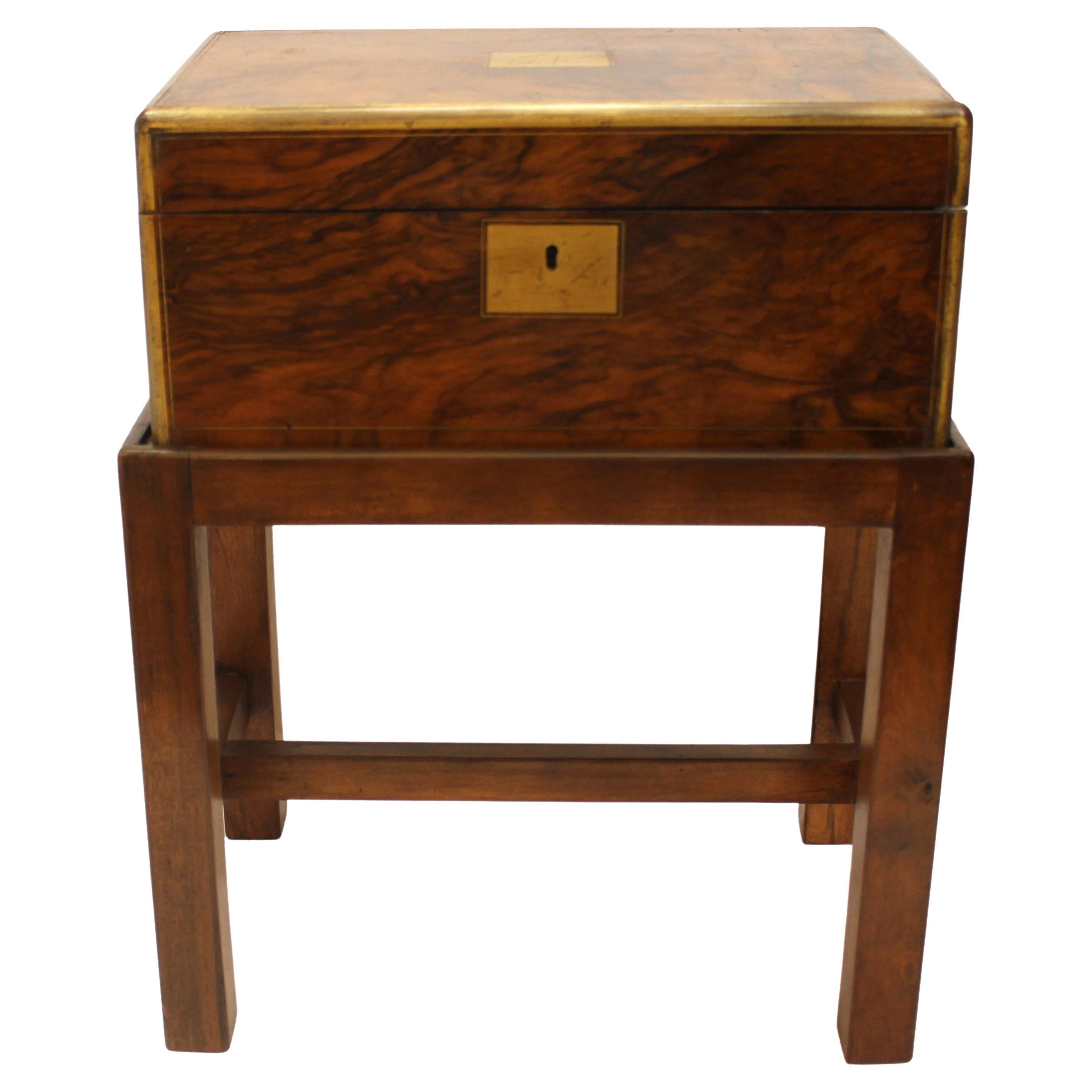CIRCA 1860 Englisch Lap Desk auf Custom Side Table Stand